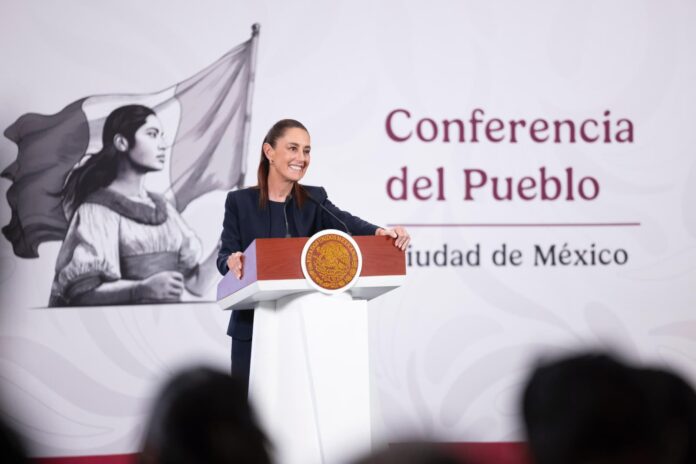 La presidenta de México, Claudia Sheinbaum Pardo, informó que mañana enviará al Congreso una nueva iniciativa conocida como “plan B”, con la que busca reducir el gasto en congresos estatales y ayuntamientos para destinar esos recursos a obras y servicios públicos en estados y municipios. La presidenta de México, Claudia Sheinbaum Pardo, informó que mañana enviará al Congreso una nueva iniciativa conocida como “plan B”, con la que busca reducir el gasto en congresos estatales y ayuntamientos para destinar esos recursos a obras y servicios públicos en estados y municipios.