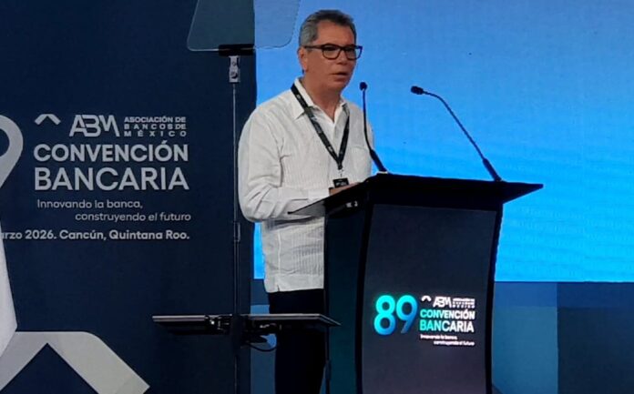 Cancún, Quintana Roo.— En el marco de la 89 Convención Bancaria, el secretario Édgar Amador Zamora aseguró que México cuenta con una economía sólida y resiliente, pero subrayó que el siguiente paso es transformar esa estabilidad en mayor financiamiento, inversión productiva y oportunidades para empresas y familias.