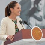 México avanza en participación política de mujeres, pero debe cerrar brecha en banca y empresas: Sheinbaum La presidenta de México, Claudia Sheinbaum, afirmó que si bien el país es referente internacional en participación política de las mujeres, aún persisten rezagos importantes en sectores clave como el financiero y el empresarial, donde la presencia femenina en puestos de alta dirección sigue siendo limitada. Durante su conferencia en Cancún, en el marco de la 89 Convención Bancaria, la mandataria subrayó que México ocupa el primer lugar entre los países de la Organización para la Cooperación y el Desarrollo Económicos (OCDE) en participación de mujeres en parlamentos, con un 50%, muy por encima del promedio de 34% del organismo. “México es el único país que tiene regulado que es el 50 por ciento”, destacó, al referirse a la paridad en el Congreso tanto a nivel federal como en las entidades federativas. No obstante, contrastó este avance con la realidad en el sector económico. “Hay muy pocas mujeres directoras de bancos. Y, en general, en el sector empresarial también hay pocas mujeres que son directoras de empresas”, advirtió. Participación económica y sistema de cuidados A pregunta expresa de la revista Fortuna, Sheinbaum enfatizó que uno de los principales retos es incrementar la participación de las mujeres en la población económicamente activa, lo cual —dijo— está estrechamente ligado a la consolidación de un sistema de cuidados. “Para ello, tiene que haber un sistema de cuidados que permita que las mujeres puedan dejar a sus hijos bien cuidados para poder trabajar, si así lo desean”, explicó. Añadió que una mayor inclusión femenina en la economía no solo responde a un principio de igualdad, sino que tiene efectos positivos en el desarrollo del país, al ampliar el talento disponible y fortalecer la toma de decisiones en distintos sectores. Referentes femeninos en liderazgo En su respuesta, la presidenta mencionó a mujeres que hoy ocupan posiciones relevantes en el ámbito económico y financiero, como Altagracia Gómez, empresaria que —dijo— es ampliamente reconocida, y Guadalupe Phillips, directora general de ICA, a quien calificó como “una excelente” líder. Asimismo, hizo referencia a una directiva del sector bancario —sin recordar su nombre en ese momento— vinculada a Banco Multiva, destacando su desempeño como ejemplo del talento femenino en la industria. También subrayó como un avance significativo el hecho de que México cuente con la primera mujer al frente del Banco de México, Victoria Rodríguez Ceja. Más mujeres, mayor estabilidad En línea con lo señalado previamente en la Convención Bancaria, la mandataria retomó que diversos estudios han demostrado que una mayor participación de las mujeres contribuye a aumentar la confiabilidad y estabilidad del sistema financiero. En ese sentido, destacó la importancia de reconocer públicamente el talento femenino como una herramienta para impulsar su inclusión en espacios de liderazgo. “Ayer se premiaron a tres mujeres. Por primera vez se otorgaron los premios de la Asociación de Bancos de México a mujeres destacadas”, señaló. Avances en otros sectores La presidenta también apuntó que, aunque existen áreas con rezagos, en otros sectores se ha registrado un crecimiento sostenido de la participación femenina. Mencionó, por ejemplo, el avance de mujeres en las Fuerzas Armadas —impulsado por las actuales autoridades—, así como en cuerpos policiales, servicios de emergencia como los bomberos, y profesiones científicas y técnicas. “En medicina también cada vez aumenta más la participación de las mujeres. Ingenieras, físicas, científicas”, enumeró. Mujeres sostienen la banca, pero falta liderazgo En este contexto, el presidente de la Asociación de Bancos de México (ABM), Emilio Romano, destacó que el 52% de quienes laboran en el sistema bancario mexicano son mujeres, es decir, más de la mitad del talento del sector. No obstante, advirtió que esta proporción cae a 30% en los niveles de alta dirección, lo que refleja una brecha persistente en los espacios de toma de decisiones. Romano señaló que, si bien en los últimos años se han incorporado más de 100 mujeres a puestos directivos, el reto sigue siendo avanzar hacia una mayor equidad en la cúpula del sistema financiero. La presidenta coincidió en que cerrar esta brecha es fundamental para el desarrollo económico del país, al tiempo que reiteró la necesidad de seguir impulsando la participación de las mujeres en todos los sectores productivos.