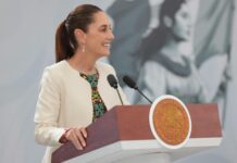 La presidenta de México, Claudia Sheinbaum, afirmó que si bien el país es referente internacional en participación política de las mujeres, aún persisten rezagos importantes en sectores clave como el financiero y el empresarial, donde la presencia femenina en puestos de alta dirección sigue siendo limitada. Durante su conferencia en Cancún, en el marco de la 89 Convención Bancaria, la mandataria subrayó que México ocupa el primer lugar entre los países de la Organización para la Cooperación y el Desarrollo Económicos (OCDE) en participación de mujeres en parlamentos, con un 50%, muy por encima del promedio de 34% del organismo. “México es el único país que tiene regulado que es el 50 por ciento”, destacó, al referirse a la paridad en el Congreso tanto a nivel federal como en las entidades federativas. No obstante, contrastó este avance con la realidad en el sector económico. “Hay muy pocas mujeres directoras de bancos. Y, en general, en el sector empresarial también hay pocas mujeres que son directoras de empresas”, advirtió. Participación económica y sistema de cuidados A pregunta expresa de la revista Fortuna, Sheinbaum enfatizó que uno de los principales retos es incrementar la participación de las mujeres en la población económicamente activa, lo cual —dijo— está estrechamente ligado a la consolidación de un sistema de cuidados. “Para ello, tiene que haber un sistema de cuidados que permita que las mujeres puedan dejar a sus hijos bien cuidados para poder trabajar, si así lo desean”, explicó. Añadió que una mayor inclusión femenina en la economía no solo responde a un principio de igualdad, sino que tiene efectos positivos en el desarrollo del país, al ampliar el talento disponible y fortalecer la toma de decisiones en distintos sectores. Referentes femeninos en liderazgo En su respuesta, la presidenta mencionó a mujeres que hoy ocupan posiciones relevantes en el ámbito económico y financiero, como Altagracia Gómez, empresaria que —dijo— es ampliamente reconocida, y Guadalupe Phillips, directora general de ICA, a quien calificó como “una excelente” líder. Asimismo, hizo referencia a una directiva del sector bancario —sin recordar su nombre en ese momento— vinculada a Banco Multiva, destacando su desempeño como ejemplo del talento femenino en la industria. También subrayó como un avance significativo el hecho de que México cuente con la primera mujer al frente del Banco de México, Victoria Rodríguez Ceja. Más mujeres, mayor estabilidad En línea con lo señalado previamente en la Convención Bancaria, la mandataria retomó que diversos estudios han demostrado que una mayor participación de las mujeres contribuye a aumentar la confiabilidad y estabilidad del sistema financiero. En ese sentido, destacó la importancia de reconocer públicamente el talento femenino como una herramienta para impulsar su inclusión en espacios de liderazgo. “Ayer se premiaron a tres mujeres. Por primera vez se otorgaron los premios de la Asociación de Bancos de México a mujeres destacadas”, señaló. Avances en otros sectores La presidenta también apuntó que, aunque existen áreas con rezagos, en otros sectores se ha registrado un crecimiento sostenido de la participación femenina. Mencionó, por ejemplo, el avance de mujeres en las Fuerzas Armadas —impulsado por las actuales autoridades—, así como en cuerpos policiales, servicios de emergencia como los bomberos, y profesiones científicas y técnicas. “En medicina también cada vez aumenta más la participación de las mujeres. Ingenieras, físicas, científicas”, enumeró. Mujeres sostienen la banca, pero falta liderazgo En este contexto, el presidente de la Asociación de Bancos de México (ABM), Emilio Romano, destacó que el 52% de quienes laboran en el sistema bancario mexicano son mujeres, es decir, más de la mitad del talento del sector. No obstante, advirtió que esta proporción cae a 30% en los niveles de alta dirección, lo que refleja una brecha persistente en los espacios de toma de decisiones. Romano señaló que, si bien en los últimos años se han incorporado más de 100 mujeres a puestos directivos, el reto sigue siendo avanzar hacia una mayor equidad en la cúpula del sistema financiero. La presidenta coincidió en que cerrar esta brecha es fundamental para el desarrollo económico del país, al tiempo que reiteró la necesidad de seguir impulsando la participación de las mujeres en todos los sectores productivos.
