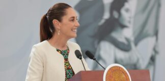 La presidenta de México, Claudia Sheinbaum, afirmó que si bien el país es referente internacional en participación política de las mujeres, aún persisten rezagos importantes en sectores clave como el financiero y el empresarial, donde la presencia femenina en puestos de alta dirección sigue siendo limitada. Durante su conferencia en Cancún, en el marco de la 89 Convención Bancaria, la mandataria subrayó que México ocupa el primer lugar entre los países de la Organización para la Cooperación y el Desarrollo Económicos (OCDE) en participación de mujeres en parlamentos, con un 50%, muy por encima del promedio de 34% del organismo. “México es el único país que tiene regulado que es el 50 por ciento”, destacó, al referirse a la paridad en el Congreso tanto a nivel federal como en las entidades federativas. No obstante, contrastó este avance con la realidad en el sector económico. “Hay muy pocas mujeres directoras de bancos. Y, en general, en el sector empresarial también hay pocas mujeres que son directoras de empresas”, advirtió. Participación económica y sistema de cuidados A pregunta expresa de la revista Fortuna, Sheinbaum enfatizó que uno de los principales retos es incrementar la participación de las mujeres en la población económicamente activa, lo cual —dijo— está estrechamente ligado a la consolidación de un sistema de cuidados. “Para ello, tiene que haber un sistema de cuidados que permita que las mujeres puedan dejar a sus hijos bien cuidados para poder trabajar, si así lo desean”, explicó. Añadió que una mayor inclusión femenina en la economía no solo responde a un principio de igualdad, sino que tiene efectos positivos en el desarrollo del país, al ampliar el talento disponible y fortalecer la toma de decisiones en distintos sectores. Referentes femeninos en liderazgo En su respuesta, la presidenta mencionó a mujeres que hoy ocupan posiciones relevantes en el ámbito económico y financiero, como Altagracia Gómez, empresaria que —dijo— es ampliamente reconocida, y Guadalupe Phillips, directora general de ICA, a quien calificó como “una excelente” líder. Asimismo, hizo referencia a una directiva del sector bancario —sin recordar su nombre en ese momento— vinculada a Banco Multiva, destacando su desempeño como ejemplo del talento femenino en la industria. También subrayó como un avance significativo el hecho de que México cuente con la primera mujer al frente del Banco de México, Victoria Rodríguez Ceja. Más mujeres, mayor estabilidad En línea con lo señalado previamente en la Convención Bancaria, la mandataria retomó que diversos estudios han demostrado que una mayor participación de las mujeres contribuye a aumentar la confiabilidad y estabilidad del sistema financiero. En ese sentido, destacó la importancia de reconocer públicamente el talento femenino como una herramienta para impulsar su inclusión en espacios de liderazgo. “Ayer se premiaron a tres mujeres. Por primera vez se otorgaron los premios de la Asociación de Bancos de México a mujeres destacadas”, señaló. Avances en otros sectores La presidenta también apuntó que, aunque existen áreas con rezagos, en otros sectores se ha registrado un crecimiento sostenido de la participación femenina. Mencionó, por ejemplo, el avance de mujeres en las Fuerzas Armadas —impulsado por las actuales autoridades—, así como en cuerpos policiales, servicios de emergencia como los bomberos, y profesiones científicas y técnicas. “En medicina también cada vez aumenta más la participación de las mujeres. Ingenieras, físicas, científicas”, enumeró. Mujeres sostienen la banca, pero falta liderazgo En este contexto, el presidente de la Asociación de Bancos de México (ABM), Emilio Romano, destacó que el 52% de quienes laboran en el sistema bancario mexicano son mujeres, es decir, más de la mitad del talento del sector. No obstante, advirtió que esta proporción cae a 30% en los niveles de alta dirección, lo que refleja una brecha persistente en los espacios de toma de decisiones. Romano señaló que, si bien en los últimos años se han incorporado más de 100 mujeres a puestos directivos, el reto sigue siendo avanzar hacia una mayor equidad en la cúpula del sistema financiero. La presidenta coincidió en que cerrar esta brecha es fundamental para el desarrollo económico del país, al tiempo que reiteró la necesidad de seguir impulsando la participación de las mujeres en todos los sectores productivos.