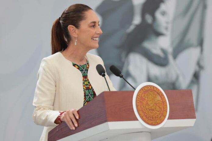 La presidenta de México, Claudia Sheinbaum, afirmó que si bien el país es referente internacional en participación política de las mujeres, aún persisten rezagos importantes en sectores clave como el financiero y el empresarial, donde la presencia femenina en puestos de alta dirección sigue siendo limitada. Durante su conferencia en Cancún, en el marco de la 89 Convención Bancaria, la mandataria subrayó que México ocupa el primer lugar entre los países de la Organización para la Cooperación y el Desarrollo Económicos (OCDE) en participación de mujeres en parlamentos, con un 50%, muy por encima del promedio de 34% del organismo. “México es el único país que tiene regulado que es el 50 por ciento”, destacó, al referirse a la paridad en el Congreso tanto a nivel federal como en las entidades federativas. No obstante, contrastó este avance con la realidad en el sector económico. “Hay muy pocas mujeres directoras de bancos. Y, en general, en el sector empresarial también hay pocas mujeres que son directoras de empresas”, advirtió. Participación económica y sistema de cuidados A pregunta expresa de la revista Fortuna, Sheinbaum enfatizó que uno de los principales retos es incrementar la participación de las mujeres en la población económicamente activa, lo cual —dijo— está estrechamente ligado a la consolidación de un sistema de cuidados. “Para ello, tiene que haber un sistema de cuidados que permita que las mujeres puedan dejar a sus hijos bien cuidados para poder trabajar, si así lo desean”, explicó. Añadió que una mayor inclusión femenina en la economía no solo responde a un principio de igualdad, sino que tiene efectos positivos en el desarrollo del país, al ampliar el talento disponible y fortalecer la toma de decisiones en distintos sectores. Referentes femeninos en liderazgo En su respuesta, la presidenta mencionó a mujeres que hoy ocupan posiciones relevantes en el ámbito económico y financiero, como Altagracia Gómez, empresaria que —dijo— es ampliamente reconocida, y Guadalupe Phillips, directora general de ICA, a quien calificó como “una excelente” líder. Asimismo, hizo referencia a una directiva del sector bancario —sin recordar su nombre en ese momento— vinculada a Banco Multiva, destacando su desempeño como ejemplo del talento femenino en la industria. También subrayó como un avance significativo el hecho de que México cuente con la primera mujer al frente del Banco de México, Victoria Rodríguez Ceja. Más mujeres, mayor estabilidad En línea con lo señalado previamente en la Convención Bancaria, la mandataria retomó que diversos estudios han demostrado que una mayor participación de las mujeres contribuye a aumentar la confiabilidad y estabilidad del sistema financiero. En ese sentido, destacó la importancia de reconocer públicamente el talento femenino como una herramienta para impulsar su inclusión en espacios de liderazgo. “Ayer se premiaron a tres mujeres. Por primera vez se otorgaron los premios de la Asociación de Bancos de México a mujeres destacadas”, señaló. Avances en otros sectores La presidenta también apuntó que, aunque existen áreas con rezagos, en otros sectores se ha registrado un crecimiento sostenido de la participación femenina. Mencionó, por ejemplo, el avance de mujeres en las Fuerzas Armadas —impulsado por las actuales autoridades—, así como en cuerpos policiales, servicios de emergencia como los bomberos, y profesiones científicas y técnicas. “En medicina también cada vez aumenta más la participación de las mujeres. Ingenieras, físicas, científicas”, enumeró. Mujeres sostienen la banca, pero falta liderazgo En este contexto, el presidente de la Asociación de Bancos de México (ABM), Emilio Romano, destacó que el 52% de quienes laboran en el sistema bancario mexicano son mujeres, es decir, más de la mitad del talento del sector. No obstante, advirtió que esta proporción cae a 30% en los niveles de alta dirección, lo que refleja una brecha persistente en los espacios de toma de decisiones. Romano señaló que, si bien en los últimos años se han incorporado más de 100 mujeres a puestos directivos, el reto sigue siendo avanzar hacia una mayor equidad en la cúpula del sistema financiero. La presidenta coincidió en que cerrar esta brecha es fundamental para el desarrollo económico del país, al tiempo que reiteró la necesidad de seguir impulsando la participación de las mujeres en todos los sectores productivos.