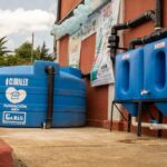 Cuando el agua fluye en las escuelas, la igualdad de oportunidades avanza Tinacos