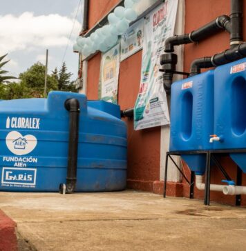 Cuando el agua fluye en las escuelas, la igualdad de oportunidades avanza Tinacos
