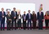 El gobierno federal presentó un programa de apoyo para la modenización de vehículos pesados, que incluye autobuses de transporte de pasajeros, camiones de carga y tractocamiones, con el objetivo de reducir los 30,000 accidentes anuales en los que participan estos vehículos, proteger 200,000 empleos y actualizar la flota nacional, cuya edad promedio es de 19 años.