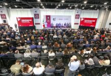 Los resultados del proceso de consulta nacional señalan que la revisión del tratado debe centrarse en mejorar su implementación, fortalecer los mecanismos de solución de controversias y atender obstáculos que afectan la competitividad regional. Los resultados de las consultas públicas realizadas en México para preparar la revisión del Tratado entre México, Estados Unidos y Canadá (T-MEC) identificaron diversos retos en la operación del acuerdo comercial, principalmente en materia regulatoria, logística y comercial, que deberán atenderse para fortalecer su funcionamiento y aprovechar mejor la integración productiva de América del Norte. El ejercicio, coordinado por la Secretaría de Economía, recogió opiniones de empresas, cámaras empresariales y asociaciones industriales, quienes coincidieron en que la revisión del tratado debe enfocarse en mejorar su implementación práctica, garantizar el cumplimiento de sus disposiciones y fortalecer los mecanismos de cooperación entre los tres países. Entre los hallazgos más relevantes del proceso destaca la necesidad de asegurar el funcionamiento efectivo de los mecanismos de solución de controversias, preservar las reglas de origen vigentes y avanzar en la homologación de normas técnicas y regulatorias que actualmente generan barreras para el comercio regional. Los participantes también señalaron que la revisión del acuerdo representa una oportunidad para reforzar la competitividad de América del Norte frente a otras regiones del mundo, mediante mayor coordinación industrial, tecnológica y logística entre México, Estados Unidos y Canadá. Medidas unilaterales y barreras regulatorias Entre las principales preocupaciones identificadas en las consultas destacan las medidas unilaterales adoptadas por Estados Unidos bajo disposiciones comerciales que permiten imponer aranceles por razones de seguridad nacional, lo que ha afectado a industrias como el acero y el aluminio. Los sectores productivos también señalaron la falta de armonización en normas técnicas, sanitarias y ambientales entre los tres países, lo que puede generar costos adicionales para las empresas y dificultar la integración de las cadenas de valor regionales. Otro de los riesgos señalados es la triangulación comercial, es decir, la entrada de productos provenientes de terceros países que utilizan a México como plataforma para acceder al mercado estadounidense. Obstáculos internos para la competitividad Además de los retos vinculados directamente con el tratado, el informe identifica diversos factores internos que afectan la capacidad de México para aprovechar el acuerdo comercial. Entre ellos destacan la necesidad de fortalecer la infraestructura logística, modernizar los cruces fronterizos y mejorar los procesos de inspección para agilizar el comercio entre los tres países. Los participantes también mencionaron la importancia de contar con un suministro energético suficiente y competitivo para la industria, así como reducir cargas regulatorias que pueden afectar la inversión y el desarrollo de nuevas cadenas productivas. Valoración positiva del tratado A pesar de los retos identificados, las consultas también reflejan una valoración mayoritariamente positiva del tratado entre los actores económicos. Una parte importante de los participantes considera que el T-MEC ha tenido un impacto muy positivo en la economía mexicana, mientras que otro grupo significativo lo califica como positivo. Las opiniones negativas o críticas representan una proporción menor dentro de las respuestas recabadas durante el proceso de consulta. En términos generales, los sectores productivos coinciden en que el acuerdo comercial ha sido un instrumento clave para la certidumbre jurídica, la atracción de inversión y el fortalecimiento de las cadenas de valor que conectan a México con Estados Unidos y Canadá. Desigualdad regional en el aprovechamiento del tratado El análisis también señala que los beneficios del T-MEC no se distribuyen de manera uniforme en el país. Mientras los estados del norte —con mayor infraestructura industrial y logística— han logrado integrarse más profundamente en las cadenas de valor de América del Norte, las regiones del sur-sureste enfrentan mayores barreras estructurales que limitan su participación en el comercio regional. En ese contexto, el informe concluye que el tratado sigue siendo un instrumento estratégico para la economía mexicana, pero que su revisión representa una oportunidad para mejorar su operación, fortalecer la competitividad regional y ampliar los beneficios del comercio en todo el territorio nacional.