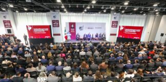 Los resultados del proceso de consulta nacional señalan que la revisión del tratado debe centrarse en mejorar su implementación, fortalecer los mecanismos de solución de controversias y atender obstáculos que afectan la competitividad regional. Los resultados de las consultas públicas realizadas en México para preparar la revisión del Tratado entre México, Estados Unidos y Canadá (T-MEC) identificaron diversos retos en la operación del acuerdo comercial, principalmente en materia regulatoria, logística y comercial, que deberán atenderse para fortalecer su funcionamiento y aprovechar mejor la integración productiva de América del Norte. El ejercicio, coordinado por la Secretaría de Economía, recogió opiniones de empresas, cámaras empresariales y asociaciones industriales, quienes coincidieron en que la revisión del tratado debe enfocarse en mejorar su implementación práctica, garantizar el cumplimiento de sus disposiciones y fortalecer los mecanismos de cooperación entre los tres países. Entre los hallazgos más relevantes del proceso destaca la necesidad de asegurar el funcionamiento efectivo de los mecanismos de solución de controversias, preservar las reglas de origen vigentes y avanzar en la homologación de normas técnicas y regulatorias que actualmente generan barreras para el comercio regional. Los participantes también señalaron que la revisión del acuerdo representa una oportunidad para reforzar la competitividad de América del Norte frente a otras regiones del mundo, mediante mayor coordinación industrial, tecnológica y logística entre México, Estados Unidos y Canadá. Medidas unilaterales y barreras regulatorias Entre las principales preocupaciones identificadas en las consultas destacan las medidas unilaterales adoptadas por Estados Unidos bajo disposiciones comerciales que permiten imponer aranceles por razones de seguridad nacional, lo que ha afectado a industrias como el acero y el aluminio. Los sectores productivos también señalaron la falta de armonización en normas técnicas, sanitarias y ambientales entre los tres países, lo que puede generar costos adicionales para las empresas y dificultar la integración de las cadenas de valor regionales. Otro de los riesgos señalados es la triangulación comercial, es decir, la entrada de productos provenientes de terceros países que utilizan a México como plataforma para acceder al mercado estadounidense. Obstáculos internos para la competitividad Además de los retos vinculados directamente con el tratado, el informe identifica diversos factores internos que afectan la capacidad de México para aprovechar el acuerdo comercial. Entre ellos destacan la necesidad de fortalecer la infraestructura logística, modernizar los cruces fronterizos y mejorar los procesos de inspección para agilizar el comercio entre los tres países. Los participantes también mencionaron la importancia de contar con un suministro energético suficiente y competitivo para la industria, así como reducir cargas regulatorias que pueden afectar la inversión y el desarrollo de nuevas cadenas productivas. Valoración positiva del tratado A pesar de los retos identificados, las consultas también reflejan una valoración mayoritariamente positiva del tratado entre los actores económicos. Una parte importante de los participantes considera que el T-MEC ha tenido un impacto muy positivo en la economía mexicana, mientras que otro grupo significativo lo califica como positivo. Las opiniones negativas o críticas representan una proporción menor dentro de las respuestas recabadas durante el proceso de consulta. En términos generales, los sectores productivos coinciden en que el acuerdo comercial ha sido un instrumento clave para la certidumbre jurídica, la atracción de inversión y el fortalecimiento de las cadenas de valor que conectan a México con Estados Unidos y Canadá. Desigualdad regional en el aprovechamiento del tratado El análisis también señala que los beneficios del T-MEC no se distribuyen de manera uniforme en el país. Mientras los estados del norte —con mayor infraestructura industrial y logística— han logrado integrarse más profundamente en las cadenas de valor de América del Norte, las regiones del sur-sureste enfrentan mayores barreras estructurales que limitan su participación en el comercio regional. En ese contexto, el informe concluye que el tratado sigue siendo un instrumento estratégico para la economía mexicana, pero que su revisión representa una oportunidad para mejorar su operación, fortalecer la competitividad regional y ampliar los beneficios del comercio en todo el territorio nacional.