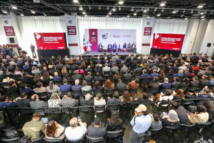 Los resultados del proceso de consulta nacional señalan que la revisión del tratado debe centrarse en mejorar su implementación, fortalecer los mecanismos de solución de controversias y atender obstáculos que afectan la competitividad regional. Los resultados de las consultas públicas realizadas en México para preparar la revisión del Tratado entre México, Estados Unidos y Canadá (T-MEC) identificaron diversos retos en la operación del acuerdo comercial, principalmente en materia regulatoria, logística y comercial, que deberán atenderse para fortalecer su funcionamiento y aprovechar mejor la integración productiva de América del Norte. El ejercicio, coordinado por la Secretaría de Economía, recogió opiniones de empresas, cámaras empresariales y asociaciones industriales, quienes coincidieron en que la revisión del tratado debe enfocarse en mejorar su implementación práctica, garantizar el cumplimiento de sus disposiciones y fortalecer los mecanismos de cooperación entre los tres países. Entre los hallazgos más relevantes del proceso destaca la necesidad de asegurar el funcionamiento efectivo de los mecanismos de solución de controversias, preservar las reglas de origen vigentes y avanzar en la homologación de normas técnicas y regulatorias que actualmente generan barreras para el comercio regional. Los participantes también señalaron que la revisión del acuerdo representa una oportunidad para reforzar la competitividad de América del Norte frente a otras regiones del mundo, mediante mayor coordinación industrial, tecnológica y logística entre México, Estados Unidos y Canadá. Medidas unilaterales y barreras regulatorias Entre las principales preocupaciones identificadas en las consultas destacan las medidas unilaterales adoptadas por Estados Unidos bajo disposiciones comerciales que permiten imponer aranceles por razones de seguridad nacional, lo que ha afectado a industrias como el acero y el aluminio. Los sectores productivos también señalaron la falta de armonización en normas técnicas, sanitarias y ambientales entre los tres países, lo que puede generar costos adicionales para las empresas y dificultar la integración de las cadenas de valor regionales. Otro de los riesgos señalados es la triangulación comercial, es decir, la entrada de productos provenientes de terceros países que utilizan a México como plataforma para acceder al mercado estadounidense. Obstáculos internos para la competitividad Además de los retos vinculados directamente con el tratado, el informe identifica diversos factores internos que afectan la capacidad de México para aprovechar el acuerdo comercial. Entre ellos destacan la necesidad de fortalecer la infraestructura logística, modernizar los cruces fronterizos y mejorar los procesos de inspección para agilizar el comercio entre los tres países. Los participantes también mencionaron la importancia de contar con un suministro energético suficiente y competitivo para la industria, así como reducir cargas regulatorias que pueden afectar la inversión y el desarrollo de nuevas cadenas productivas. Valoración positiva del tratado A pesar de los retos identificados, las consultas también reflejan una valoración mayoritariamente positiva del tratado entre los actores económicos. Una parte importante de los participantes considera que el T-MEC ha tenido un impacto muy positivo en la economía mexicana, mientras que otro grupo significativo lo califica como positivo. Las opiniones negativas o críticas representan una proporción menor dentro de las respuestas recabadas durante el proceso de consulta. En términos generales, los sectores productivos coinciden en que el acuerdo comercial ha sido un instrumento clave para la certidumbre jurídica, la atracción de inversión y el fortalecimiento de las cadenas de valor que conectan a México con Estados Unidos y Canadá. Desigualdad regional en el aprovechamiento del tratado El análisis también señala que los beneficios del T-MEC no se distribuyen de manera uniforme en el país. Mientras los estados del norte —con mayor infraestructura industrial y logística— han logrado integrarse más profundamente en las cadenas de valor de América del Norte, las regiones del sur-sureste enfrentan mayores barreras estructurales que limitan su participación en el comercio regional. En ese contexto, el informe concluye que el tratado sigue siendo un instrumento estratégico para la economía mexicana, pero que su revisión representa una oportunidad para mejorar su operación, fortalecer la competitividad regional y ampliar los beneficios del comercio en todo el territorio nacional.