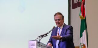 México busca reducir su dependencia de hasta 90% en insumos clave para medicamentos y avanzar hacia la producción nacional de al menos el 50%, en un sector que no sólo es estratégico para la salud pública, sino que representa entre el 10% y el 14% del Producto Interno Bruto (PIB) a través de las actividades reguladas por la Comisión Federal para la Protección contra Riesgos Sanitarios (Cofepris).