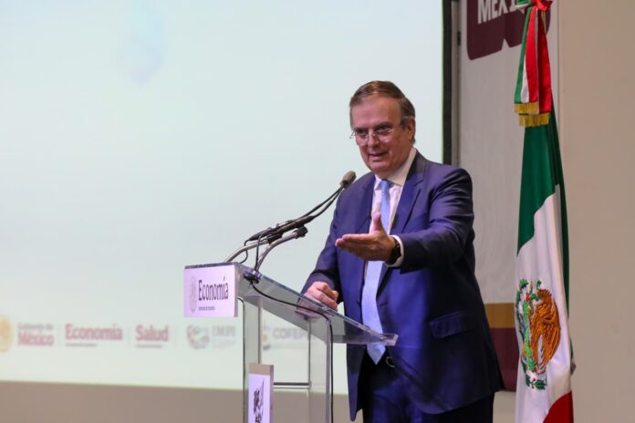 México busca reducir su dependencia de hasta 90% en insumos clave para medicamentos y avanzar hacia la producción nacional de al menos el 50%, en un sector que no sólo es estratégico para la salud pública, sino que representa entre el 10% y el 14% del Producto Interno Bruto (PIB) a través de las actividades reguladas por la Comisión Federal para la Protección contra Riesgos Sanitarios (Cofepris).