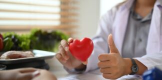 especialista médico en consulta con paciente