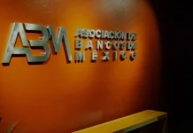 La Asociación de Bancos de México (ABM) y el Gobierno de Quintana Roo firmaron un convenio de colaboración para impulsar la bancarización y mejorar el acceso al financiamiento de las micro, pequeñas y medianas empresas (MiPyMEs) en la entidad. La firma se realizó en el marco de la Expo Mundo PyME 2026, en su cuarta edición, llevada a cabo en la Universidad Tecnológica de Cancún. El acuerdo tiene como objetivo dar mayor profundidad y liquidez al mercado de financiamiento local, con el fin de fortalecer la actividad productiva del estado. Durante el evento, el presidente de la ABM, Emilio Romano, informó que en Quintana Roo existen 5 mil 213 PyMEs, que representan el 9% del total de empresas, pero generan el 40% del empleo y el 56% de los ingresos estatales. Añadió que más del 58% de los acreditados de la cartera empresarial en el estado corresponden a este sector, con más de 2 mil 400 empresas financiadas y una cartera superior a 6 mil millones de pesos. Romano señaló que el convenio busca facilitar el acceso al crédito, impulsar la formalización de negocios y ampliar la bancarización en la entidad. En ese sentido, indicó que la banca mantiene su compromiso con el desarrollo de las MiPyMEs. Por su parte, la gobernadora Mara Lezama destacó que el fortalecimiento de las MiPyMEs contribuye a la generación de empleo y al crecimiento económico. Indicó que el gobierno estatal cuenta con programas de financiamiento dirigidos a personas emprendedoras, artesanas y pequeñas empresas. Como parte del convenio, se contempla la implementación de acciones de capacitación, así como la difusión de herramientas de educación financiera a través del portal “Mundo PyME ABM”, que incluye información sobre crédito, planes de negocio, ciberseguridad y opciones de financiamiento. Además, se prevé la realización de ferias de financiamiento, conferencias y talleres sobre temas como salud financiera, uso de medios de pago digitales y manejo responsable del crédito. En el marco del evento también se presentaron herramientas digitales para la gestión financiera de las empresas, como calculadoras que permiten evaluar liquidez, rentabilidad y proyecciones fiscales.