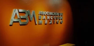 La Asociación de Bancos de México (ABM) y el Gobierno de Quintana Roo firmaron un convenio de colaboración para impulsar la bancarización y mejorar el acceso al financiamiento de las micro, pequeñas y medianas empresas (MiPyMEs) en la entidad. La firma se realizó en el marco de la Expo Mundo PyME 2026, en su cuarta edición, llevada a cabo en la Universidad Tecnológica de Cancún. El acuerdo tiene como objetivo dar mayor profundidad y liquidez al mercado de financiamiento local, con el fin de fortalecer la actividad productiva del estado. Durante el evento, el presidente de la ABM, Emilio Romano, informó que en Quintana Roo existen 5 mil 213 PyMEs, que representan el 9% del total de empresas, pero generan el 40% del empleo y el 56% de los ingresos estatales. Añadió que más del 58% de los acreditados de la cartera empresarial en el estado corresponden a este sector, con más de 2 mil 400 empresas financiadas y una cartera superior a 6 mil millones de pesos. Romano señaló que el convenio busca facilitar el acceso al crédito, impulsar la formalización de negocios y ampliar la bancarización en la entidad. En ese sentido, indicó que la banca mantiene su compromiso con el desarrollo de las MiPyMEs. Por su parte, la gobernadora Mara Lezama destacó que el fortalecimiento de las MiPyMEs contribuye a la generación de empleo y al crecimiento económico. Indicó que el gobierno estatal cuenta con programas de financiamiento dirigidos a personas emprendedoras, artesanas y pequeñas empresas. Como parte del convenio, se contempla la implementación de acciones de capacitación, así como la difusión de herramientas de educación financiera a través del portal “Mundo PyME ABM”, que incluye información sobre crédito, planes de negocio, ciberseguridad y opciones de financiamiento. Además, se prevé la realización de ferias de financiamiento, conferencias y talleres sobre temas como salud financiera, uso de medios de pago digitales y manejo responsable del crédito. En el marco del evento también se presentaron herramientas digitales para la gestión financiera de las empresas, como calculadoras que permiten evaluar liquidez, rentabilidad y proyecciones fiscales.