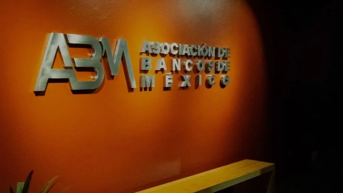 La Asociación de Bancos de México (ABM) y el Gobierno de Quintana Roo firmaron un convenio de colaboración para impulsar la bancarización y mejorar el acceso al financiamiento de las micro, pequeñas y medianas empresas (MiPyMEs) en la entidad. La firma se realizó en el marco de la Expo Mundo PyME 2026, en su cuarta edición, llevada a cabo en la Universidad Tecnológica de Cancún. El acuerdo tiene como objetivo dar mayor profundidad y liquidez al mercado de financiamiento local, con el fin de fortalecer la actividad productiva del estado. Durante el evento, el presidente de la ABM, Emilio Romano, informó que en Quintana Roo existen 5 mil 213 PyMEs, que representan el 9% del total de empresas, pero generan el 40% del empleo y el 56% de los ingresos estatales. Añadió que más del 58% de los acreditados de la cartera empresarial en el estado corresponden a este sector, con más de 2 mil 400 empresas financiadas y una cartera superior a 6 mil millones de pesos. Romano señaló que el convenio busca facilitar el acceso al crédito, impulsar la formalización de negocios y ampliar la bancarización en la entidad. En ese sentido, indicó que la banca mantiene su compromiso con el desarrollo de las MiPyMEs. Por su parte, la gobernadora Mara Lezama destacó que el fortalecimiento de las MiPyMEs contribuye a la generación de empleo y al crecimiento económico. Indicó que el gobierno estatal cuenta con programas de financiamiento dirigidos a personas emprendedoras, artesanas y pequeñas empresas. Como parte del convenio, se contempla la implementación de acciones de capacitación, así como la difusión de herramientas de educación financiera a través del portal “Mundo PyME ABM”, que incluye información sobre crédito, planes de negocio, ciberseguridad y opciones de financiamiento. Además, se prevé la realización de ferias de financiamiento, conferencias y talleres sobre temas como salud financiera, uso de medios de pago digitales y manejo responsable del crédito. En el marco del evento también se presentaron herramientas digitales para la gestión financiera de las empresas, como calculadoras que permiten evaluar liquidez, rentabilidad y proyecciones fiscales.
