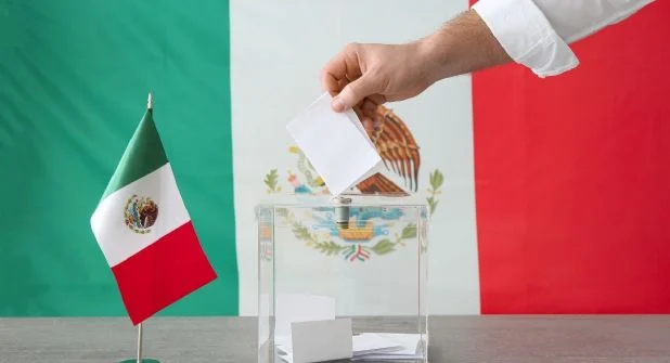 El Democracy Report 2026 del Instituto V-Dem ubicó a México dentro de la categoría de “autocracia electoral en zona gris” y lo identifica como un país en proceso de autocratización, es decir, con posibles señales de deterioro en la calidad de su democracia, de acuerdo con su metodología.Sin embargo, el propio enfoque del Instituto V-Dem reconoce márgenes de incertidumbre en su medición. 