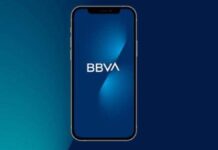 El asistente virtual Blue se ha convertido en uno de los principales motores de uso dentro de la aplicación de BBVA México, en un contexto en el que la institución reportó un crecimiento de 27% en accesos tras el rediseño de su plataforma digital lanzado en octubre de 2025. Entre octubre de 2025 y febrero de 2026, Blue acumuló más de 20 millones de interacciones y generó más de 7 millones de acciones dentro de la app, como consultas, transferencias y ejecución de operaciones. Estas cifras coinciden con el incremento en la actividad general de la aplicación, que superó los 1,111 millones de accesos mensuales en febrero de este año y alcanzó una base de 27 millones de clientes digitales. De acuerdo con datos del banco, el crecimiento en el uso de la app se acompañó de una mayor adopción de herramientas basadas en inteligencia artificial. En ese periodo, 8 de cada 10 recomendaciones de transferencia generadas por la plataforma fueron ejecutadas por los usuarios. Durante la presentación de estos resultados, Hugo Nájera Alva, director general de Banca Minorista, señaló que la actualización de la aplicación implicó un cambio en las capacidades tecnológicas, lo que derivó en un proceso de adaptación inicial para algunos clientes. Indicó que, tras esta etapa, los niveles de percepción y recomendación se han estabilizado. El asistente Blue forma parte de una estrategia orientada a automatizar la interacción con los usuarios y facilitar la ejecución de operaciones recurrentes dentro de la app. En este sentido, el banco también amplió el alcance del sistema de recomendaciones “En estos días sueles”, que ahora incorpora pagos de servicios con base en patrones de uso. Entre octubre de 2025 y enero de 2026, este motor generó más de 22.8 millones de recomendaciones para pago de tarjeta de crédito y cerca de 65 millones para transferencias nacionales. La tasa de ejecución alcanzó 77.87% en transferencias y 19.91% en pagos de tarjeta. Además, la aplicación integró nuevas funcionalidades como “Grupo de gastos”, que permite administrar consumos compartidos entre varios usuarios, y “Coach Financiero”, orientado a ofrecer recomendaciones sobre control de gasto, ahorro y metas financieras. Estas herramientas se suman a un ecosistema digital que ya contaba con más de 10 millones de usuarios de Apartados, más de 250 mil planes activos con saldos superiores a 454 millones de pesos y más de 8 mil clientes con inversiones por más de 480 millones de pesos a través de su plataforma de inversión. En conjunto, los datos reflejan un aumento en la interacción digital de los clientes de BBVA México, con un mayor uso de funciones automatizadas y personalizadas dentro de su aplicación móvil tras su rediseño.
