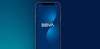 El asistente virtual Blue se ha convertido en uno de los principales motores de uso dentro de la aplicación de BBVA México, en un contexto en el que la institución reportó un crecimiento de 27% en accesos tras el rediseño de su plataforma digital lanzado en octubre de 2025. Entre octubre de 2025 y febrero de 2026, Blue acumuló más de 20 millones de interacciones y generó más de 7 millones de acciones dentro de la app, como consultas, transferencias y ejecución de operaciones. Estas cifras coinciden con el incremento en la actividad general de la aplicación, que superó los 1,111 millones de accesos mensuales en febrero de este año y alcanzó una base de 27 millones de clientes digitales. De acuerdo con datos del banco, el crecimiento en el uso de la app se acompañó de una mayor adopción de herramientas basadas en inteligencia artificial. En ese periodo, 8 de cada 10 recomendaciones de transferencia generadas por la plataforma fueron ejecutadas por los usuarios. Durante la presentación de estos resultados, Hugo Nájera Alva, director general de Banca Minorista, señaló que la actualización de la aplicación implicó un cambio en las capacidades tecnológicas, lo que derivó en un proceso de adaptación inicial para algunos clientes. Indicó que, tras esta etapa, los niveles de percepción y recomendación se han estabilizado. El asistente Blue forma parte de una estrategia orientada a automatizar la interacción con los usuarios y facilitar la ejecución de operaciones recurrentes dentro de la app. En este sentido, el banco también amplió el alcance del sistema de recomendaciones “En estos días sueles”, que ahora incorpora pagos de servicios con base en patrones de uso. Entre octubre de 2025 y enero de 2026, este motor generó más de 22.8 millones de recomendaciones para pago de tarjeta de crédito y cerca de 65 millones para transferencias nacionales. La tasa de ejecución alcanzó 77.87% en transferencias y 19.91% en pagos de tarjeta. Además, la aplicación integró nuevas funcionalidades como “Grupo de gastos”, que permite administrar consumos compartidos entre varios usuarios, y “Coach Financiero”, orientado a ofrecer recomendaciones sobre control de gasto, ahorro y metas financieras. Estas herramientas se suman a un ecosistema digital que ya contaba con más de 10 millones de usuarios de Apartados, más de 250 mil planes activos con saldos superiores a 454 millones de pesos y más de 8 mil clientes con inversiones por más de 480 millones de pesos a través de su plataforma de inversión. En conjunto, los datos reflejan un aumento en la interacción digital de los clientes de BBVA México, con un mayor uso de funciones automatizadas y personalizadas dentro de su aplicación móvil tras su rediseño.