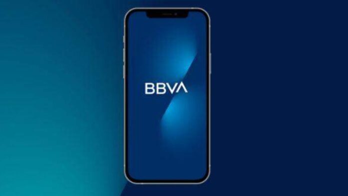 El asistente virtual Blue se ha convertido en uno de los principales motores de uso dentro de la aplicación de BBVA México, en un contexto en el que la institución reportó un crecimiento de 27% en accesos tras el rediseño de su plataforma digital lanzado en octubre de 2025. Entre octubre de 2025 y febrero de 2026, Blue acumuló más de 20 millones de interacciones y generó más de 7 millones de acciones dentro de la app, como consultas, transferencias y ejecución de operaciones. Estas cifras coinciden con el incremento en la actividad general de la aplicación, que superó los 1,111 millones de accesos mensuales en febrero de este año y alcanzó una base de 27 millones de clientes digitales. De acuerdo con datos del banco, el crecimiento en el uso de la app se acompañó de una mayor adopción de herramientas basadas en inteligencia artificial. En ese periodo, 8 de cada 10 recomendaciones de transferencia generadas por la plataforma fueron ejecutadas por los usuarios. Durante la presentación de estos resultados, Hugo Nájera Alva, director general de Banca Minorista, señaló que la actualización de la aplicación implicó un cambio en las capacidades tecnológicas, lo que derivó en un proceso de adaptación inicial para algunos clientes. Indicó que, tras esta etapa, los niveles de percepción y recomendación se han estabilizado. El asistente Blue forma parte de una estrategia orientada a automatizar la interacción con los usuarios y facilitar la ejecución de operaciones recurrentes dentro de la app. En este sentido, el banco también amplió el alcance del sistema de recomendaciones “En estos días sueles”, que ahora incorpora pagos de servicios con base en patrones de uso. Entre octubre de 2025 y enero de 2026, este motor generó más de 22.8 millones de recomendaciones para pago de tarjeta de crédito y cerca de 65 millones para transferencias nacionales. La tasa de ejecución alcanzó 77.87% en transferencias y 19.91% en pagos de tarjeta. Además, la aplicación integró nuevas funcionalidades como “Grupo de gastos”, que permite administrar consumos compartidos entre varios usuarios, y “Coach Financiero”, orientado a ofrecer recomendaciones sobre control de gasto, ahorro y metas financieras. Estas herramientas se suman a un ecosistema digital que ya contaba con más de 10 millones de usuarios de Apartados, más de 250 mil planes activos con saldos superiores a 454 millones de pesos y más de 8 mil clientes con inversiones por más de 480 millones de pesos a través de su plataforma de inversión. En conjunto, los datos reflejan un aumento en la interacción digital de los clientes de BBVA México, con un mayor uso de funciones automatizadas y personalizadas dentro de su aplicación móvil tras su rediseño. El asistente virtual Blue se ha convertido en uno de los principales motores de uso dentro de la aplicación de BBVA México, en un contexto en el que la institución reportó un crecimiento de 27% en accesos tras el rediseño de su plataforma digital lanzado en octubre de 2025. Entre octubre de 2025 y febrero de 2026, Blue acumuló más de 20 millones de interacciones y generó más de 7 millones de acciones dentro de la app, como consultas, transferencias y ejecución de operaciones. Estas cifras coinciden con el incremento en la actividad general de la aplicación, que superó los 1,111 millones de accesos mensuales en febrero de este año y alcanzó una base de 27 millones de clientes digitales. De acuerdo con datos del banco, el crecimiento en el uso de la app se acompañó de una mayor adopción de herramientas basadas en inteligencia artificial. En ese periodo, 8 de cada 10 recomendaciones de transferencia generadas por la plataforma fueron ejecutadas por los usuarios. Durante la presentación de estos resultados, Hugo Nájera Alva, director general de Banca Minorista, señaló que la actualización de la aplicación implicó un cambio en las capacidades tecnológicas, lo que derivó en un proceso de adaptación inicial para algunos clientes. Indicó que, tras esta etapa, los niveles de percepción y recomendación se han estabilizado. El asistente Blue forma parte de una estrategia orientada a automatizar la interacción con los usuarios y facilitar la ejecución de operaciones recurrentes dentro de la app. En este sentido, el banco también amplió el alcance del sistema de recomendaciones “En estos días sueles”, que ahora incorpora pagos de servicios con base en patrones de uso. Entre octubre de 2025 y enero de 2026, este motor generó más de 22.8 millones de recomendaciones para pago de tarjeta de crédito y cerca de 65 millones para transferencias nacionales. La tasa de ejecución alcanzó 77.87% en transferencias y 19.91% en pagos de tarjeta. Además, la aplicación integró nuevas funcionalidades como “Grupo de gastos”, que permite administrar consumos compartidos entre varios usuarios, y “Coach Financiero”, orientado a ofrecer recomendaciones sobre control de gasto, ahorro y metas financieras. Estas herramientas se suman a un ecosistema digital que ya contaba con más de 10 millones de usuarios de Apartados, más de 250 mil planes activos con saldos superiores a 454 millones de pesos y más de 8 mil clientes con inversiones por más de 480 millones de pesos a través de su plataforma de inversión. En conjunto, los datos reflejan un aumento en la interacción digital de los clientes de BBVA México, con un mayor uso de funciones automatizadas y personalizadas dentro de su aplicación móvil tras su rediseño.