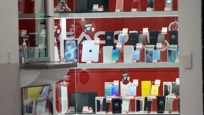 Las casas de empeño siguen siendo una alternativa de financiamiento para miles de familias en México que requieren liquidez inmediata, especialmente en momentos de presión económica como la llamada “cuesta de enero”. Sin embargo, especialistas advierten que recurrir a este mecanismo implica conocer las reglas, los costos reales y las condiciones bajo las cuales se puede recuperar una prenda.