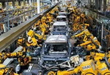La industria automotriz mexicana reportó en febrero de 2026 ligeras reducciones en producción, exportaciones y ventas internas de vehículos ligeros, de acuerdo con el reporte mensual difundido por la Asociación Mexicana de la Industria Automotriz (AMIA) con base en datos del Instituto Nacional de Estadística y Geografía (INEGI).