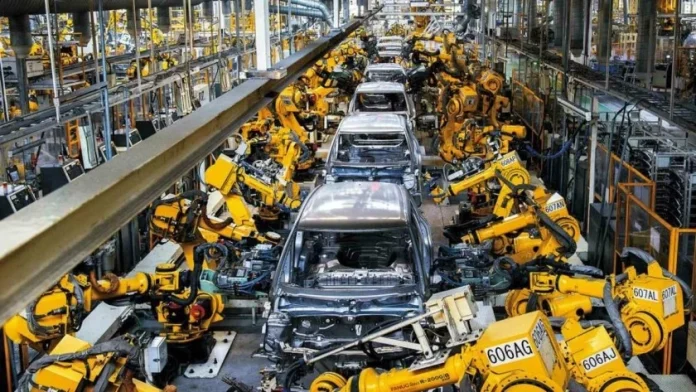 La industria automotriz mexicana reportó en febrero de 2026 ligeras reducciones en producción, exportaciones y ventas internas de vehículos ligeros, de acuerdo con el reporte mensual difundido por la Asociación Mexicana de la Industria Automotriz (AMIA) con base en datos del Instituto Nacional de Estadística y Geografía (INEGI).