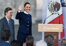 México ensambla el mundo con piezas de afuera: el nearshoring llegó, los encadenamientos no. El Plan México tiene el diagnóstico correcto pero la lógica invertida. El mecanismo que falta no es nuevo — China lo usó con un kit de electrónica y el sector privado mexicano ya lo practica hoy.