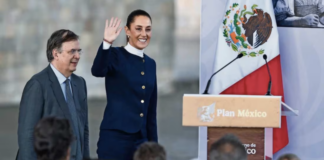 México ensambla el mundo con piezas de afuera: el nearshoring llegó, los encadenamientos no. El Plan México tiene el diagnóstico correcto pero la lógica invertida. El mecanismo que falta no es nuevo — China lo usó con un kit de electrónica y el sector privado mexicano ya lo practica hoy.