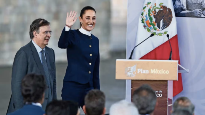 México ensambla el mundo con piezas de afuera: el nearshoring llegó, los encadenamientos no. El Plan México tiene el diagnóstico correcto pero la lógica invertida. El mecanismo que falta no es nuevo — China lo usó con un kit de electrónica y el sector privado mexicano ya lo practica hoy.