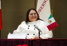 Renuncia Citlalli Hernández para ayudar en Morena; Sheinbaum analizará relevo y adelanta que será mujer La presidenta Claudia Sheinbaum informó este jueves que Citlalli Hernández presentó su renuncia como titular de la Secretaría de las Mujeres, con efecto a partir de este viernes, para integrarse a tareas partidistas en Morena. Durante su conferencia matutina, la mandataria detalló que la ahora exfuncionaria le comunicó personalmente su decisión, luego de dialogar con la dirigente nacional del partido, Luisa María Alcalde, quien le solicitó apoyo en la organización interna rumbo a los próximos procesos electorales. Horas más tarde, Morena confirmó que Hernández fue designada presidenta de la Comisión Nacional de Elecciones, órgano clave en la definición de candidaturas y alianzas del partido. “She es una joven brillante, trabajadora y de convicción”, expresó Sheinbaum, quien reconoció su trayectoria y subrayó que “siempre tiene un espacio” en el gobierno federal. Balance de gestión Al hacer un recuento de su paso por la Secretaría de las Mujeres, la presidenta destacó como uno de los principales logros la distribución de 25 millones de cartillas de derechos de las mujeres, así como el impulso a reformas constitucionales en la materia. También resaltó el trabajo con colectivos y la atención directa a víctimas de violencia de género, además de la expansión de la infraestructura institucional con alrededor de 500 Centros Libres en operación. Otro de los ejes fue el fortalecimiento de la red de Tejedoras de la Patria, orientada a la organización comunitaria y el acompañamiento social de mujeres en distintas regiones del país. Perfil de la exsecretaria Citlalli Hernández ha sido una figura relevante dentro de Morena, con experiencia tanto en el ámbito legislativo como en la estructura partidista. Se desempeñó como senadora de la República y previamente como diputada federal, además de ocupar la Secretaría General de Morena, desde donde participó en la articulación política del partido. Su perfil combina activismo, agenda de derechos y operación política, lo que —de acuerdo con la dirigencia— será clave en su nueva responsabilidad dentro de la Comisión Nacional de Elecciones. Relevo en la Secretaría La presidenta adelantó que en los próximos días se dará a conocer a la persona que sustituirá a Hernández al frente de la Secretaría de las Mujeres, y precisó que el cargo será ocupado por una mujer. Indicó que apenas fue notificada de la renuncia el día anterior, por lo que iniciará la revisión de perfiles para garantizar la continuidad de los programas y políticas en curso. Función estratégica de la Secretaría La Secretaría de las Mujeres es una dependencia central en la política social del gobierno federal, encargada de diseñar e implementar acciones para garantizar la igualdad sustantiva, prevenir la violencia de género y promover el acceso a derechos. Entre los temas que atiende se encuentran la erradicación de feminicidios, la atención a víctimas, la autonomía económica de las mujeres, la participación política paritaria y los derechos sexuales y reproductivos. Mensaje sobre procesos electorales En el contexto de la salida de Hernández, Sheinbaum reiteró que cualquier persona que aspire a una candidatura debe separarse de su cargo en el gobierno. “Quien quiera acceder a una candidatura y trabaje en el gobierno de México ya debe renunciar”, señaló, al subrayar la importancia de respetar los tiempos y la legislación electoral. La presidenta agregó que, aunque aún no inician formalmente las campañas, el proceso interno de Morena comenzará en los próximos meses, lo que ha llevado a diversos actores a tomar decisiones anticipadas dentro del marco legal.