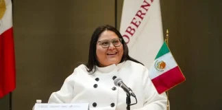 La presidenta Claudia Sheinbaum informó este jueves que Citlalli Hernández presentó su renuncia como titular de la Secretaría de las Mujeres, con efecto a partir de este viernes, para integrarse a tareas partidistas en Morena. Durante su conferencia matutina, la mandataria detalló que la ahora exfuncionaria le comunicó personalmente su decisión, luego de dialogar con la dirigente nacional del partido, Luisa María Alcalde, quien le solicitó apoyo en la organización interna rumbo a los próximos procesos electorales. Horas más tarde, Morena confirmó que Hernández fue designada presidenta de la Comisión Nacional de Elecciones, órgano clave en la definición de candidaturas y alianzas del partido. “She es una joven brillante, trabajadora y de convicción”, expresó Sheinbaum, quien reconoció su trayectoria y subrayó que “siempre tiene un espacio” en el gobierno federal. Balance de gestión Al hacer un recuento de su paso por la Secretaría de las Mujeres, la presidenta destacó como uno de los principales logros la distribución de 25 millones de cartillas de derechos de las mujeres, así como el impulso a reformas constitucionales en la materia. También resaltó el trabajo con colectivos y la atención directa a víctimas de violencia de género, además de la expansión de la infraestructura institucional con alrededor de 500 Centros Libres en operación. Otro de los ejes fue el fortalecimiento de la red de Tejedoras de la Patria, orientada a la organización comunitaria y el acompañamiento social de mujeres en distintas regiones del país. Perfil de la exsecretaria Citlalli Hernández ha sido una figura relevante dentro de Morena, con experiencia tanto en el ámbito legislativo como en la estructura partidista. Se desempeñó como senadora de la República y previamente como diputada federal, además de ocupar la Secretaría General de Morena, desde donde participó en la articulación política del partido. Su perfil combina activismo, agenda de derechos y operación política, lo que —de acuerdo con la dirigencia— será clave en su nueva responsabilidad dentro de la Comisión Nacional de Elecciones. Relevo en la Secretaría La presidenta adelantó que en los próximos días se dará a conocer a la persona que sustituirá a Hernández al frente de la Secretaría de las Mujeres, y precisó que el cargo será ocupado por una mujer. Indicó que apenas fue notificada de la renuncia el día anterior, por lo que iniciará la revisión de perfiles para garantizar la continuidad de los programas y políticas en curso. Función estratégica de la Secretaría La Secretaría de las Mujeres es una dependencia central en la política social del gobierno federal, encargada de diseñar e implementar acciones para garantizar la igualdad sustantiva, prevenir la violencia de género y promover el acceso a derechos. Entre los temas que atiende se encuentran la erradicación de feminicidios, la atención a víctimas, la autonomía económica de las mujeres, la participación política paritaria y los derechos sexuales y reproductivos. Mensaje sobre procesos electorales En el contexto de la salida de Hernández, Sheinbaum reiteró que cualquier persona que aspire a una candidatura debe separarse de su cargo en el gobierno. “Quien quiera acceder a una candidatura y trabaje en el gobierno de México ya debe renunciar”, señaló, al subrayar la importancia de respetar los tiempos y la legislación electoral. La presidenta agregó que, aunque aún no inician formalmente las campañas, el proceso interno de Morena comenzará en los próximos meses, lo que ha llevado a diversos actores a tomar decisiones anticipadas dentro del marco legal.
