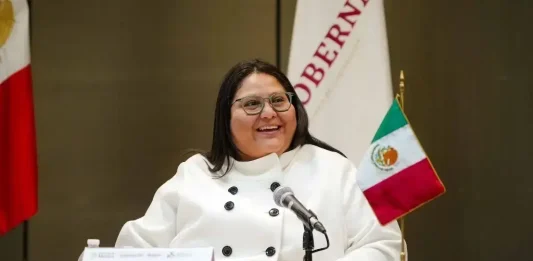 La presidenta Claudia Sheinbaum informó este jueves que Citlalli Hernández presentó su renuncia como titular de la Secretaría de las Mujeres, con efecto a partir de este viernes, para integrarse a tareas partidistas en Morena. Durante su conferencia matutina, la mandataria detalló que la ahora exfuncionaria le comunicó personalmente su decisión, luego de dialogar con la dirigente nacional del partido, Luisa María Alcalde, quien le solicitó apoyo en la organización interna rumbo a los próximos procesos electorales. Horas más tarde, Morena confirmó que Hernández fue designada presidenta de la Comisión Nacional de Elecciones, órgano clave en la definición de candidaturas y alianzas del partido. “She es una joven brillante, trabajadora y de convicción”, expresó Sheinbaum, quien reconoció su trayectoria y subrayó que “siempre tiene un espacio” en el gobierno federal. Balance de gestión Al hacer un recuento de su paso por la Secretaría de las Mujeres, la presidenta destacó como uno de los principales logros la distribución de 25 millones de cartillas de derechos de las mujeres, así como el impulso a reformas constitucionales en la materia. También resaltó el trabajo con colectivos y la atención directa a víctimas de violencia de género, además de la expansión de la infraestructura institucional con alrededor de 500 Centros Libres en operación. Otro de los ejes fue el fortalecimiento de la red de Tejedoras de la Patria, orientada a la organización comunitaria y el acompañamiento social de mujeres en distintas regiones del país. Perfil de la exsecretaria Citlalli Hernández ha sido una figura relevante dentro de Morena, con experiencia tanto en el ámbito legislativo como en la estructura partidista. Se desempeñó como senadora de la República y previamente como diputada federal, además de ocupar la Secretaría General de Morena, desde donde participó en la articulación política del partido. Su perfil combina activismo, agenda de derechos y operación política, lo que —de acuerdo con la dirigencia— será clave en su nueva responsabilidad dentro de la Comisión Nacional de Elecciones. Relevo en la Secretaría La presidenta adelantó que en los próximos días se dará a conocer a la persona que sustituirá a Hernández al frente de la Secretaría de las Mujeres, y precisó que el cargo será ocupado por una mujer. Indicó que apenas fue notificada de la renuncia el día anterior, por lo que iniciará la revisión de perfiles para garantizar la continuidad de los programas y políticas en curso. Función estratégica de la Secretaría La Secretaría de las Mujeres es una dependencia central en la política social del gobierno federal, encargada de diseñar e implementar acciones para garantizar la igualdad sustantiva, prevenir la violencia de género y promover el acceso a derechos. Entre los temas que atiende se encuentran la erradicación de feminicidios, la atención a víctimas, la autonomía económica de las mujeres, la participación política paritaria y los derechos sexuales y reproductivos. Mensaje sobre procesos electorales En el contexto de la salida de Hernández, Sheinbaum reiteró que cualquier persona que aspire a una candidatura debe separarse de su cargo en el gobierno. “Quien quiera acceder a una candidatura y trabaje en el gobierno de México ya debe renunciar”, señaló, al subrayar la importancia de respetar los tiempos y la legislación electoral. La presidenta agregó que, aunque aún no inician formalmente las campañas, el proceso interno de Morena comenzará en los próximos meses, lo que ha llevado a diversos actores a tomar decisiones anticipadas dentro del marco legal.