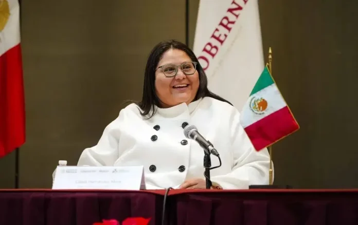 La presidenta Claudia Sheinbaum informó este jueves que Citlalli Hernández presentó su renuncia como titular de la Secretaría de las Mujeres, con efecto a partir de este viernes, para integrarse a tareas partidistas en Morena. Durante su conferencia matutina, la mandataria detalló que la ahora exfuncionaria le comunicó personalmente su decisión, luego de dialogar con la dirigente nacional del partido, Luisa María Alcalde, quien le solicitó apoyo en la organización interna rumbo a los próximos procesos electorales. Horas más tarde, Morena confirmó que Hernández fue designada presidenta de la Comisión Nacional de Elecciones, órgano clave en la definición de candidaturas y alianzas del partido. “She es una joven brillante, trabajadora y de convicción”, expresó Sheinbaum, quien reconoció su trayectoria y subrayó que “siempre tiene un espacio” en el gobierno federal. Balance de gestión Al hacer un recuento de su paso por la Secretaría de las Mujeres, la presidenta destacó como uno de los principales logros la distribución de 25 millones de cartillas de derechos de las mujeres, así como el impulso a reformas constitucionales en la materia. También resaltó el trabajo con colectivos y la atención directa a víctimas de violencia de género, además de la expansión de la infraestructura institucional con alrededor de 500 Centros Libres en operación. Otro de los ejes fue el fortalecimiento de la red de Tejedoras de la Patria, orientada a la organización comunitaria y el acompañamiento social de mujeres en distintas regiones del país. Perfil de la exsecretaria Citlalli Hernández ha sido una figura relevante dentro de Morena, con experiencia tanto en el ámbito legislativo como en la estructura partidista. Se desempeñó como senadora de la República y previamente como diputada federal, además de ocupar la Secretaría General de Morena, desde donde participó en la articulación política del partido. Su perfil combina activismo, agenda de derechos y operación política, lo que —de acuerdo con la dirigencia— será clave en su nueva responsabilidad dentro de la Comisión Nacional de Elecciones. Relevo en la Secretaría La presidenta adelantó que en los próximos días se dará a conocer a la persona que sustituirá a Hernández al frente de la Secretaría de las Mujeres, y precisó que el cargo será ocupado por una mujer. Indicó que apenas fue notificada de la renuncia el día anterior, por lo que iniciará la revisión de perfiles para garantizar la continuidad de los programas y políticas en curso. Función estratégica de la Secretaría La Secretaría de las Mujeres es una dependencia central en la política social del gobierno federal, encargada de diseñar e implementar acciones para garantizar la igualdad sustantiva, prevenir la violencia de género y promover el acceso a derechos. Entre los temas que atiende se encuentran la erradicación de feminicidios, la atención a víctimas, la autonomía económica de las mujeres, la participación política paritaria y los derechos sexuales y reproductivos. Mensaje sobre procesos electorales En el contexto de la salida de Hernández, Sheinbaum reiteró que cualquier persona que aspire a una candidatura debe separarse de su cargo en el gobierno. “Quien quiera acceder a una candidatura y trabaje en el gobierno de México ya debe renunciar”, señaló, al subrayar la importancia de respetar los tiempos y la legislación electoral. La presidenta agregó que, aunque aún no inician formalmente las campañas, el proceso interno de Morena comenzará en los próximos meses, lo que ha llevado a diversos actores a tomar decisiones anticipadas dentro del marco legal.