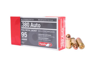 Cartuchos Águila, de fabricación nacional y “más accesibles”, en el centro de la investigación por ataque en Teotihuacán

El ataque armado registrado en la zona arqueológica de Teotihuacán colocó en el centro de la investigación un elemento clave: los cartuchos utilizados por el agresor eran de la marca Águila, de fabricación nacional y considerados más accesibles que otros calibres, confirmaron autoridades del Estado de México.

El fiscal José Luis Cervantes Martínez detalló que todos los indicios balísticos recuperados —tanto en la escena como en las víctimas— corresponden al calibre .38 especial, y subrayó que las municiones son producidas en México. Explicó además que este tipo de cartuchos se ubica en una categoría intermedia: pueden estar asociados a corporaciones de seguridad, pero no son de los calibres de mayor poder, lo que los hace más accesibles.

“Son cartuchos de fabricación nacional… se comercializan en las instancias correspondientes”, señaló, al advertir que su origen podría estar tanto en canales formales como en mercados informales o posibles desvíos, lo cual ya es parte de las líneas de investigación.

Durante el procesamiento de la escena, peritos localizaron más de 50 cartuchos útiles dentro de una bolsa de plástico que el agresor portaba mientras realizaba la agresión. A estos se suman los cartuchos contenidos en el arma. En total, las autoridades estiman que al menos 14 disparos fueron efectuados, de acuerdo con los casquillos percutidos y los impactos registrados.

El atacante utilizó un revólver calibre .38 especial de seis alveolos, con el que tuvo oportunidad de recargar en al menos dos ocasiones, lo que le permitió sostener el ataque durante varios minutos. También portaba un arma punzocortante de la marca Smith & Wesson, además de otros objetos que evidencian planeación previa.

El secretario de Seguridad federal, Omar García Harfuch, confirmó que el arma tenía una antigüedad considerable, posiblemente anterior a 1968, lo que dificulta rastrear su origen. Sin embargo, el análisis de los cartuchos podría ofrecer más pistas sobre su procedencia.

¿Qué es la marca Águila?

La marca Águila es una de las principales fabricantes de cartuchos en el país y forma parte de Industrias Tecnos, con sede en Morelos. Produce municiones para distintos calibres, tanto de uso civil como institucional, y cuenta con distribución a nivel nacional e internacional.

En México, sus productos se comercializan a través de canales autorizados y están sujetos a regulación. No obstante, calibres como el .38 especial se ubican en una franja menos restringida que otros de mayor poder, lo que los hace relativamente más accesibles y explica su presencia frecuente en investigaciones balísticas.

Contexto del ataque

De acuerdo con la cronología oficial, los hechos iniciaron alrededor de las 11:20 horas, cuando se reportó a una persona armada que amagaba a visitantes en la zona de la Pirámide de la Luna. Minutos después, elementos de la Guardia Nacional y corporaciones locales acudieron al lugar.

Al notar la presencia de las fuerzas de seguridad, el agresor abrió fuego. Los elementos repelieron la agresión y lograron herirlo en una pierna; sin embargo, el sujeto continuó desplazándose por el sitio hasta que, al verse rodeado, se quitó la vida.

El saldo fue de 13 personas lesionadas, siete de ellas por impacto de bala, y una mujer de nacionalidad canadiense que perdió la vida. Entre las víctimas había turistas de distintas nacionalidades.

Las investigaciones apuntan a que el atacante actuó solo y que planeó el ataque con anticipación. En sus pertenencias se encontraron notas, manuscritos y referencias a hechos violentos ocurridos en otros países.

Perfil del agresor

Las autoridades señalaron que, de manera preliminar, el agresor presentaba un perfil con alteraciones de carácter mental. El fiscal explicó que los indicios recabados apuntan a una posible psicopatía o padecimiento psicológico, incluso con referencias a ideas ajenas a la realidad.

En esa línea, se investiga si el ataque responde a un fenómeno de imitación de actos violentos ocurridos en otros contextos internacionales.

Municiones bajo la lupa

El uso de cartuchos fabricados en México y relativamente accesibles ha encendido alertas, al evidenciar que el agresor pudo reunir una cantidad considerable de municiones sin ser detectado.

Aunque el calibre .38 especial no es de los más potentes, su disponibilidad lo convierte en una opción viable para civiles en ciertos contextos. Por ello, las autoridades no descartan que los cartuchos hayan sido adquiridos en el mercado informal o mediante algún tipo de filtración.

El caso ha reabierto el debate sobre los controles en la venta y distribución de municiones en el país, particularmente aquellas de producción nacional, así como la necesidad de reforzar medidas de seguridad en espacios públicos y turísticos.

Tras los hechos, el gobierno federal anunció el fortalecimiento de la seguridad en zonas arqueológicas, con mayor presencia de la Guardia Nacional y la eventual implementación de controles de acceso, en respuesta a un ataque considerado inédito en este tipo de sitios.