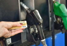 Gobierno alista acuerdo para eliminar comisiones por pago con tarjeta en gasolineras: Claudia Sheinbaum La presidenta Claudia Sheinbaum anunció que su gobierno está por concretar un acuerdo con el sector financiero para eliminar las comisiones que actualmente se cobran a los consumidores por pagar con tarjeta en estaciones de servicio, como parte de las medidas para proteger la economía familiar frente al alza en combustibles.