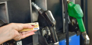 La presidenta Claudia Sheinbaum anunció que su gobierno está por concretar un acuerdo con el sector financiero para eliminar las comisiones que actualmente se cobran a los consumidores por pagar con tarjeta en estaciones de servicio, como parte de las medidas para proteger la economía familiar frente al alza en combustibles.