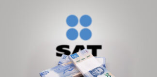 La presidenta Claudia Sheinbaum descartó que el relevo en la Administración de Grandes Contribuyentes del Servicio de Administración Tributaria (SAT) implique un cambio en la política de cobro de adeudos fiscales, y afirmó que se trata únicamente de un proceso de renovación interna. En respuesta a una pregunta de Revista Fortuna durante su conferencia matutina, la mandataria señaló que no existe inconformidad con el desempeño del organismo, pero consideró necesario renovar áreas clave para fortalecer su funcionamiento. Explicó que la nueva titular de Grandes Contribuyentes cuenta con experiencia previa en el Gobierno de la Ciudad de México y en la Secretaría de Energía, además de formación en temas fiscales. “Es una mujer muy honesta, muy estudiosa, y conoce de los temas fiscales”, afirmó. La instrucción, subrayó, es clara: no habrá condonación de impuestos, todos los contribuyentes deben cumplir con sus obligaciones y el trabajo del SAT debe mantenerse con total transparencia. El SAT informó que Jennifer Krystel Castillo Madrid asumirá la titularidad de la Administración General de Grandes Contribuyentes a partir del 1 de mayo, en sustitución de Armando Ramírez Sánchez, quien continuará en otras funciones dentro del organismo. Cuenta con más de 18 años de experiencia en el sector público, con trayectoria en áreas jurídicas, fiscales y de administración pública. Castillo Madrid es licenciada en Derecho por el Instituto Tecnológico Autónomo de México (ITAM) y tiene estudios de posgrado en Derecho Administrativo y regulación, además de formación en finanzas y auditoría legal. Ha ocupado cargos como directora general de Asuntos Jurídicos en la Secretaría de Administración y Finanzas de la Ciudad de México y, recientemente, fue titular de la Unidad de Asuntos Jurídicos en la Secretaría de Energía. “El objetivo es que todos paguen, sin privilegios, y que el trabajo del SAT se mantenga con la misma transparencia que hasta ahora”, reiteró la presidenta.