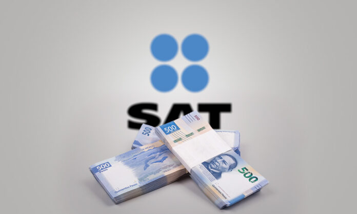 La presidenta Claudia Sheinbaum descartó que el relevo en la Administración de Grandes Contribuyentes del Servicio de Administración Tributaria (SAT) implique un cambio en la política de cobro de adeudos fiscales, y afirmó que se trata únicamente de un proceso de renovación interna. En respuesta a una pregunta de Revista Fortuna durante su conferencia matutina, la mandataria señaló que no existe inconformidad con el desempeño del organismo, pero consideró necesario renovar áreas clave para fortalecer su funcionamiento. Explicó que la nueva titular de Grandes Contribuyentes cuenta con experiencia previa en el Gobierno de la Ciudad de México y en la Secretaría de Energía, además de formación en temas fiscales. “Es una mujer muy honesta, muy estudiosa, y conoce de los temas fiscales”, afirmó. La instrucción, subrayó, es clara: no habrá condonación de impuestos, todos los contribuyentes deben cumplir con sus obligaciones y el trabajo del SAT debe mantenerse con total transparencia. El SAT informó que Jennifer Krystel Castillo Madrid asumirá la titularidad de la Administración General de Grandes Contribuyentes a partir del 1 de mayo, en sustitución de Armando Ramírez Sánchez, quien continuará en otras funciones dentro del organismo. Cuenta con más de 18 años de experiencia en el sector público, con trayectoria en áreas jurídicas, fiscales y de administración pública. Castillo Madrid es licenciada en Derecho por el Instituto Tecnológico Autónomo de México (ITAM) y tiene estudios de posgrado en Derecho Administrativo y regulación, además de formación en finanzas y auditoría legal. Ha ocupado cargos como directora general de Asuntos Jurídicos en la Secretaría de Administración y Finanzas de la Ciudad de México y, recientemente, fue titular de la Unidad de Asuntos Jurídicos en la Secretaría de Energía. “El objetivo es que todos paguen, sin privilegios, y que el trabajo del SAT se mantenga con la misma transparencia que hasta ahora”, reiteró la presidenta.