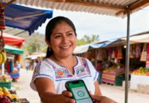 Mujer mexicana adulta en un mercado rural de México, en un puesto pequeño de frutas o artesanías. Ella sostiene un smartphone y muestra una app de pago digital en la pantalla, cobrando a un cliente.