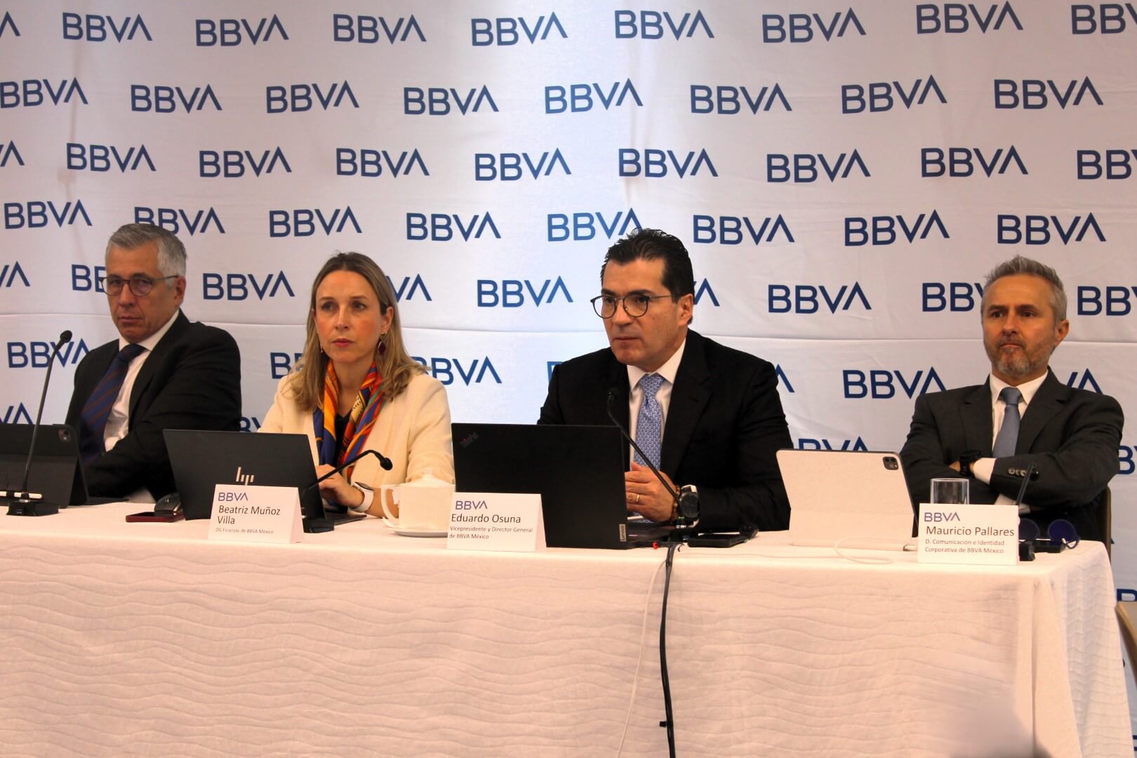 Ing. Eduardo Osuna Osuna, vicepresidente y director general de BBVA México; de la Mtra. Beatriz Muñoz Villa, directora general de Finanzas de BBVA México; y del Dr. Carlos Serrano Herrera, economista jefe de BBVA México. 