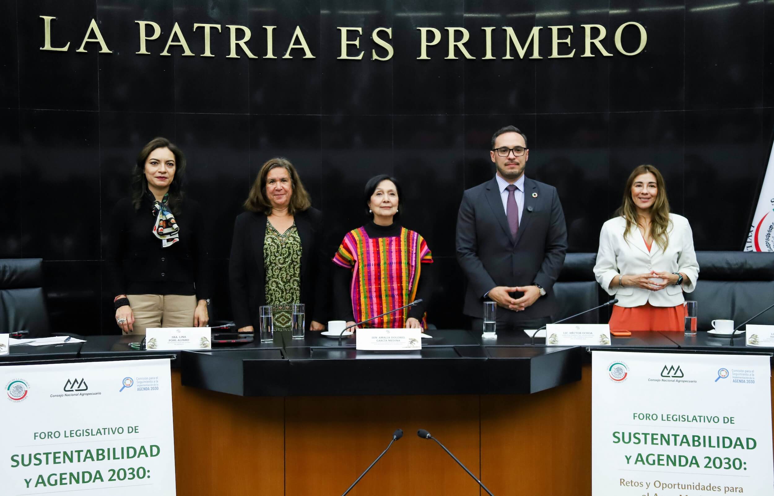 Funcionarios del Senado de la República en el evento.