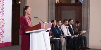 Sheinbaum: por caso de sueros se sancionará desde la clínica hasta proveedores La presidenta Claudia Sheinbaum aseguró que, tras el caso de personas afectadas por la aplicación de sueros en Sonora, se actuará contra toda la cadena de responsabilidades, desde la clínica involucrada hasta quienes suministraron los insumos, una vez que concluyan las investigaciones en curso. Durante su conferencia matutina, la mandataria subrayó que se aplicarán medidas administrativas y penales conforme se esclarezcan los hechos. “Se tiene que hacer todo lo que corresponde administrativamente para poder cancelar desde la clínica hasta quienes suministraron los distintos insumos, hasta la parte ya penal que le corresponde directamente a la fiscalía”, afirmó. Sheinbaum explicó que la investigación está a cargo de la Fiscalía del Estado de Sonora, mientras que la Secretaría de Salud federal participa en coordinación con la Comisión Federal para la Protección contra Riesgos Sanitarios (Cofepris), con el objetivo de determinar el origen del problema y deslindar responsabilidades en toda la cadena. Por su parte, el secretario de Salud, David Kershenobich, informó que se han identificado 10 personas afectadas, de las cuales seis fallecieron, dos fueron dadas de alta y dos permanecen hospitalizadas, una en estado grave. Detalló que los análisis clínicos muestran signos compatibles con sepsis, como niveles elevados de glóbulos blancos y coagulación intravascular, lo que sugiere la posible presencia de contaminación bacteriana en las sustancias administradas. No obstante, precisó que aún se esperan resultados concluyentes para confirmar el origen exacto. Asimismo, indicó que la clínica relacionada con los hechos fue clausurada de inmediato y que las autoridades sanitarias mantienen el análisis de los productos utilizados, ya que en algunos casos no solo se trataba de vitaminas, sino de mezclas con otras sustancias. Contexto: empresas señaladas y análisis en curso Autoridades federales y estatales de salud investigan la muerte de al menos cuatro personas y la afectación de otras tres en una clínica privada de Hermosillo, en un caso que colocaría a la empresa PISA en el ojo público, luego de que familiares de víctimas denunciaran la aplicación de sueros vitaminados de dicha compañía. No obstante, autoridades consultadas por Revista Fortuna señalaron que, hasta el momento, no existe una postura oficial y que se está a la espera del pronunciamiento de la Fiscalía correspondiente. En redes sociales, se han difundido imágenes y testimonios sobre los tratamientos aplicados. Entre ellos, destaca el caso de la madre de una de las personas fallecidas, quien mostró un suero presuntamente administrado, identificado como una solución de la empresa PISA, lo que ha generado preocupación y exigencias de esclarecimiento. Pese a ello, las autoridades han subrayado que la investigación no se centra en una marca en particular, sino en posibles irregularidades en la preparación, manejo o combinación de los sueros vitaminados aplicados en el establecimiento. De acuerdo con información publicada por La Jornada, otra compañía mencionada en el caso es Rubio Pharma y Asociados, la cual se deslindó de la comercialización de los llamados “sueros vitaminados” relacionados con los hechos. Esto ocurrió luego de que un familiar señalara que el médico tratante refirió el uso de productos de dicha empresa. En respuesta, la farmacéutica aclaró que no produce ni distribuye sustancias bajo la denominación de “suero” o “suero vitaminado”. La Secretaría de Salud federal informó que, desde que se notificaron los hechos, se activaron mecanismos de coordinación con la Dirección General de Epidemiología y Cofepris, en conjunto con autoridades estatales. Por su parte, la Secretaría de Salud de Sonora confirmó que todas las personas afectadas tenían antecedente de aplicación de sueros vitaminados en el mismo establecimiento. El titular de la dependencia en la entidad, José Luis Alomía Zegarra, indicó que la Comisión Estatal de Protección contra Riesgos Sanitarios (Coesprisson) aseguró medicamentos, soluciones y diversas sustancias del lugar, mismas que están siendo analizadas para verificar su legalidad y composición. Las muestras fueron enviadas al laboratorio nacional de referencia de Cofepris (Cecayac), donde se realizan estudios para detectar posibles contaminantes o sustancias no autorizadas. De acuerdo con las primeras indagatorias, los sueros eran preparados de forma individual por el médico tratante, por lo que se analiza el conjunto de componentes utilizados y no un solo producto en específico.