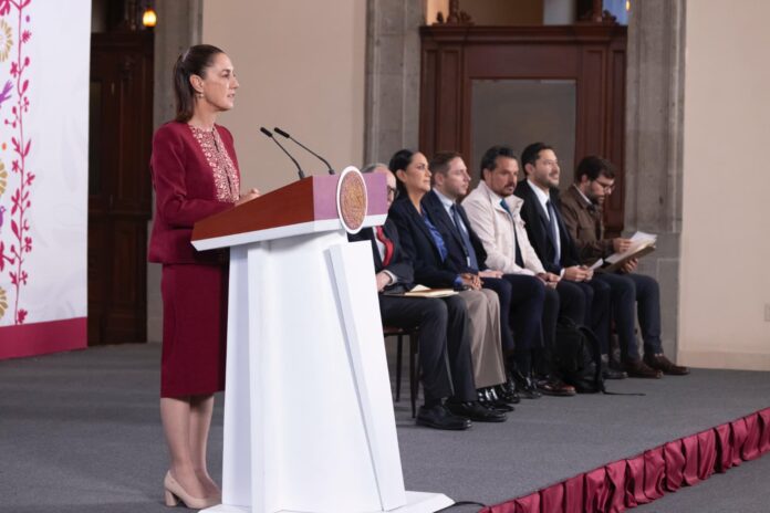 Sheinbaum: por caso de sueros se sancionará desde la clínica hasta proveedores La presidenta Claudia Sheinbaum aseguró que, tras el caso de personas afectadas por la aplicación de sueros en Sonora, se actuará contra toda la cadena de responsabilidades, desde la clínica involucrada hasta quienes suministraron los insumos, una vez que concluyan las investigaciones en curso. Durante su conferencia matutina, la mandataria subrayó que se aplicarán medidas administrativas y penales conforme se esclarezcan los hechos. “Se tiene que hacer todo lo que corresponde administrativamente para poder cancelar desde la clínica hasta quienes suministraron los distintos insumos, hasta la parte ya penal que le corresponde directamente a la fiscalía”, afirmó. Sheinbaum explicó que la investigación está a cargo de la Fiscalía del Estado de Sonora, mientras que la Secretaría de Salud federal participa en coordinación con la Comisión Federal para la Protección contra Riesgos Sanitarios (Cofepris), con el objetivo de determinar el origen del problema y deslindar responsabilidades en toda la cadena. Por su parte, el secretario de Salud, David Kershenobich, informó que se han identificado 10 personas afectadas, de las cuales seis fallecieron, dos fueron dadas de alta y dos permanecen hospitalizadas, una en estado grave. Detalló que los análisis clínicos muestran signos compatibles con sepsis, como niveles elevados de glóbulos blancos y coagulación intravascular, lo que sugiere la posible presencia de contaminación bacteriana en las sustancias administradas. No obstante, precisó que aún se esperan resultados concluyentes para confirmar el origen exacto. Asimismo, indicó que la clínica relacionada con los hechos fue clausurada de inmediato y que las autoridades sanitarias mantienen el análisis de los productos utilizados, ya que en algunos casos no solo se trataba de vitaminas, sino de mezclas con otras sustancias. Contexto: empresas señaladas y análisis en curso Autoridades federales y estatales de salud investigan la muerte de al menos cuatro personas y la afectación de otras tres en una clínica privada de Hermosillo, en un caso que colocaría a la empresa PISA en el ojo público, luego de que familiares de víctimas denunciaran la aplicación de sueros vitaminados de dicha compañía. No obstante, autoridades consultadas por Revista Fortuna señalaron que, hasta el momento, no existe una postura oficial y que se está a la espera del pronunciamiento de la Fiscalía correspondiente. En redes sociales, se han difundido imágenes y testimonios sobre los tratamientos aplicados. Entre ellos, destaca el caso de la madre de una de las personas fallecidas, quien mostró un suero presuntamente administrado, identificado como una solución de la empresa PISA, lo que ha generado preocupación y exigencias de esclarecimiento. Pese a ello, las autoridades han subrayado que la investigación no se centra en una marca en particular, sino en posibles irregularidades en la preparación, manejo o combinación de los sueros vitaminados aplicados en el establecimiento. De acuerdo con información publicada por La Jornada, otra compañía mencionada en el caso es Rubio Pharma y Asociados, la cual se deslindó de la comercialización de los llamados “sueros vitaminados” relacionados con los hechos. Esto ocurrió luego de que un familiar señalara que el médico tratante refirió el uso de productos de dicha empresa. En respuesta, la farmacéutica aclaró que no produce ni distribuye sustancias bajo la denominación de “suero” o “suero vitaminado”. La Secretaría de Salud federal informó que, desde que se notificaron los hechos, se activaron mecanismos de coordinación con la Dirección General de Epidemiología y Cofepris, en conjunto con autoridades estatales. Por su parte, la Secretaría de Salud de Sonora confirmó que todas las personas afectadas tenían antecedente de aplicación de sueros vitaminados en el mismo establecimiento. El titular de la dependencia en la entidad, José Luis Alomía Zegarra, indicó que la Comisión Estatal de Protección contra Riesgos Sanitarios (Coesprisson) aseguró medicamentos, soluciones y diversas sustancias del lugar, mismas que están siendo analizadas para verificar su legalidad y composición. Las muestras fueron enviadas al laboratorio nacional de referencia de Cofepris (Cecayac), donde se realizan estudios para detectar posibles contaminantes o sustancias no autorizadas. De acuerdo con las primeras indagatorias, los sueros eran preparados de forma individual por el médico tratante, por lo que se analiza el conjunto de componentes utilizados y no un solo producto en específico.