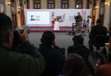 PREGUNTA: Gracias. Y ya por último: en Reporte Índigo publica, junto con FactoMétrica, que usted ha ido a la alza en la aprobación por parte de la población. Ya ahorita ha llegado al 79.5 por ciento. ¿Qué opina usted de esto? PRESIDENTA DE MÉXICO, CLAUDIA SHEINBAUM PARDO: Bueno, depende de la encuesta. Lo que sí, es que se enojan mucho los adversarios políticos cada vez que sale una encuesta. Ahora, salieron comentócratas. Ayer me estaban platicando, fíjense nada más: “hay una crisis en la comunicación de la Presidenta de la República; su equipo, están peleados todos con todos”. ¿De dónde lo sacaron? No sé. Tenemos un excelente equipo de jóvenes como Belmont, ya no tan joven, pero sigue siendo medio joven. Paulina Silva, que nos ayuda mucho en la Comunicación de todas las Secretarías. Ella tiene a cargo, entre otras cosas, la Comunicación de todas las Secretarías y los resultados del gobierno. Alfonso Brito, que nos ayuda también con los medios. Es decir, a diferencia de antes, que había solo un responsable, ahora hemos dividido responsabilidades. Yo me reúno con ellos todos los lunes, hacemos una planeación. Y trabajan de manera muy coordinada. Y Jesús Ramírez, a quien también a los comentócratas no les cae bien, y a muchos, nos ayuda mucho con los medios alternativos, por su experiencia y comunicación, y forma parte como coordinador de asesores de todo el equipo de Comunicación. También se enojan y dicen que “tenemos compradas a todas las empresas de encuestas”. Imagínense lo que gastaría el gobierno si tuviera compradas a todas las empresas de encuestas. Ahora sí que no importa el medio, de todas maneras, hay encuestas; algunos nos dan 69, otros 70, 72, otros 78, pero lo cierto es que hay una aprobación del Gobierno de México por parte del pueblo. Hay quienes no están de acuerdo con nosotros, y qué bueno, porque eso es la democracia. La mayoría de las y los mexicanos está contento con el Gobierno de México. Y no vamos a traicionar nunca al pueblo, eso que lo tengan claro, nunca vamos a traicionar nuestros principios.