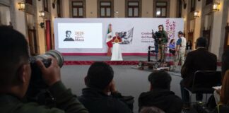 PREGUNTA: Gracias. Y ya por último: en Reporte Índigo publica, junto con FactoMétrica, que usted ha ido a la alza en la aprobación por parte de la población. Ya ahorita ha llegado al 79.5 por ciento. ¿Qué opina usted de esto? PRESIDENTA DE MÉXICO, CLAUDIA SHEINBAUM PARDO: Bueno, depende de la encuesta. Lo que sí, es que se enojan mucho los adversarios políticos cada vez que sale una encuesta. Ahora, salieron comentócratas. Ayer me estaban platicando, fíjense nada más: “hay una crisis en la comunicación de la Presidenta de la República; su equipo, están peleados todos con todos”. ¿De dónde lo sacaron? No sé. Tenemos un excelente equipo de jóvenes como Belmont, ya no tan joven, pero sigue siendo medio joven. Paulina Silva, que nos ayuda mucho en la Comunicación de todas las Secretarías. Ella tiene a cargo, entre otras cosas, la Comunicación de todas las Secretarías y los resultados del gobierno. Alfonso Brito, que nos ayuda también con los medios. Es decir, a diferencia de antes, que había solo un responsable, ahora hemos dividido responsabilidades. Yo me reúno con ellos todos los lunes, hacemos una planeación. Y trabajan de manera muy coordinada. Y Jesús Ramírez, a quien también a los comentócratas no les cae bien, y a muchos, nos ayuda mucho con los medios alternativos, por su experiencia y comunicación, y forma parte como coordinador de asesores de todo el equipo de Comunicación. También se enojan y dicen que “tenemos compradas a todas las empresas de encuestas”. Imagínense lo que gastaría el gobierno si tuviera compradas a todas las empresas de encuestas. Ahora sí que no importa el medio, de todas maneras, hay encuestas; algunos nos dan 69, otros 70, 72, otros 78, pero lo cierto es que hay una aprobación del Gobierno de México por parte del pueblo. Hay quienes no están de acuerdo con nosotros, y qué bueno, porque eso es la democracia. La mayoría de las y los mexicanos está contento con el Gobierno de México. Y no vamos a traicionar nunca al pueblo, eso que lo tengan claro, nunca vamos a traicionar nuestros principios.