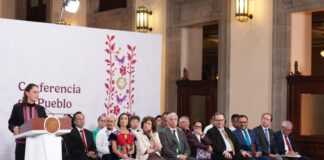 La presidenta Claudia Sheinbaum afirmó que la decisión de reabrir el análisis sobre el fracking tiene como objetivo evaluar su viabilidad para fortalecer la soberanía energética de México y, al mismo tiempo, determinar si existen nuevas tecnologías que permitan reducir sus impactos ambientales, lo que marca un cambio en su postura histórica frente a este método de extracción. Durante su conferencia matutina, la mandataria reconoció que durante años sostuvo una oposición firme al gas no convencional debido a sus efectos negativos, particularmente en el uso intensivo y la contaminación del agua. “Yo misma durante muchos años dije: ‘el fracking no’”, recordó. No obstante, explicó que el contexto actual la llevó a reconsiderar esa posición. Por un lado, destacó que México ya depende en gran medida de este recurso, pues una parte significativa del gas que consume proviene del extranjero, especialmente de Estados Unidos. Por otro, señaló que existen avances tecnológicos que podrían hacer menos agresiva su explotación, como el uso de químicos biodegradables y el reciclaje de agua. En ese sentido, Sheinbaum planteó que mantener una negativa absoluta sin revisar estas nuevas condiciones sería insuficiente. “Lo peor que podemos hacer es decir solo ‘no’, sino averiguar si hay nuevas tecnologías y menores impactos”, sostuvo. La presidenta también fue enfática en que cualquier actividad de este tipo implica necesariamente afectaciones al entorno. Aclaró que no existe la posibilidad de un impacto ambiental cero, pero subrayó que la clave está en su gestión, reducción y mitigación. Bajo esta lógica, el análisis del gas no convencional se enfocará en identificar en qué condiciones y con qué tecnologías se podrían minimizar los daños, particularmente en el uso del agua y las emisiones. Sheinbaum subrayó que este cambio no implica una decisión tomada, sino la apertura de un proceso de análisis sustentado en evidencia científica. Indicó que se convocará a especialistas de distintas disciplinas para evaluar la viabilidad del gas no convencional en el país. Asimismo, reiteró que su gobierno no impulsará proyectos en contra de las comunidades y que cualquier posible desarrollo deberá considerar tanto la aceptación social como los impactos ambientales. Con este giro, la mandataria deja atrás una postura de rechazo absoluto y adopta un enfoque más pragmático, centrado en la revisión técnica y en las necesidades energéticas del país, sin abandonar la apuesta por las energías limpias.