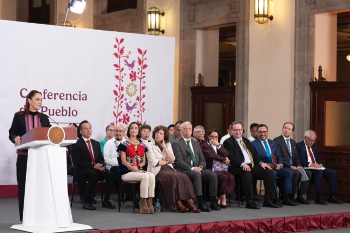 La presidenta Claudia Sheinbaum afirmó que la decisión de reabrir el análisis sobre el fracking tiene como objetivo evaluar su viabilidad para fortalecer la soberanía energética de México y, al mismo tiempo, determinar si existen nuevas tecnologías que permitan reducir sus impactos ambientales, lo que marca un cambio en su postura histórica frente a este método de extracción. Durante su conferencia matutina, la mandataria reconoció que durante años sostuvo una oposición firme al gas no convencional debido a sus efectos negativos, particularmente en el uso intensivo y la contaminación del agua. “Yo misma durante muchos años dije: ‘el fracking no’”, recordó. No obstante, explicó que el contexto actual la llevó a reconsiderar esa posición. Por un lado, destacó que México ya depende en gran medida de este recurso, pues una parte significativa del gas que consume proviene del extranjero, especialmente de Estados Unidos. Por otro, señaló que existen avances tecnológicos que podrían hacer menos agresiva su explotación, como el uso de químicos biodegradables y el reciclaje de agua. En ese sentido, Sheinbaum planteó que mantener una negativa absoluta sin revisar estas nuevas condiciones sería insuficiente. “Lo peor que podemos hacer es decir solo ‘no’, sino averiguar si hay nuevas tecnologías y menores impactos”, sostuvo. La presidenta también fue enfática en que cualquier actividad de este tipo implica necesariamente afectaciones al entorno. Aclaró que no existe la posibilidad de un impacto ambiental cero, pero subrayó que la clave está en su gestión, reducción y mitigación. Bajo esta lógica, el análisis del gas no convencional se enfocará en identificar en qué condiciones y con qué tecnologías se podrían minimizar los daños, particularmente en el uso del agua y las emisiones. Sheinbaum subrayó que este cambio no implica una decisión tomada, sino la apertura de un proceso de análisis sustentado en evidencia científica. Indicó que se convocará a especialistas de distintas disciplinas para evaluar la viabilidad del gas no convencional en el país. Asimismo, reiteró que su gobierno no impulsará proyectos en contra de las comunidades y que cualquier posible desarrollo deberá considerar tanto la aceptación social como los impactos ambientales. Con este giro, la mandataria deja atrás una postura de rechazo absoluto y adopta un enfoque más pragmático, centrado en la revisión técnica y en las necesidades energéticas del país, sin abandonar la apuesta por las energías limpias.