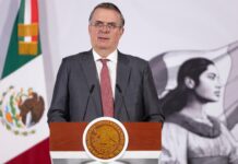 México y EU sostendrán segunda ronda de revisión del T-MEC el próximo lunes Durante la conferencia matutina de este jueves encabezada por la presidenta Claudia Sheinbaum, el secretario de Economía, Marcelo Ebrard, anunció que el próximo lunes 20 de abril se llevará a cabo en México la segunda ronda de conversaciones para la revisión del tratado comercial con Estados Unidos. Para este encuentro, el país recibirá la visita del titular de la Representación Comercial de Estados Unidos, Jamieson Greer, quien arribará el domingo por la noche y permanecerá hasta el martes por la mañana. Ebrard explicó que esta reunión da continuidad a la primera ronda realizada en marzo en Washington, y tendrá como eje central el análisis técnico de distintos sectores estratégicos en el marco del Tratado entre México, Estados Unidos y Canadá. “El lunes vamos a estar trabajando todo el día en sesiones para revisar sector por sector cosas que nos importan y nos interesan”, señaló. Entre los temas prioritarios que se abordarán se encuentran el acero y aluminio, la industria automotriz y el sector agropecuario, así como aspectos clave como las reglas de origen y la coordinación de políticas comerciales entre ambos países. El secretario también destacó que uno de los objetivos planteados desde la primera ronda es avanzar en la sustitución de importaciones, impulsando inversiones que permitan producir en México bienes que actualmente se adquieren en otras regiones del mundo. Como parte de la agenda, la presidenta Sheinbaum sostendrá un encuentro protocolario con el funcionario estadounidense, mientras que de forma paralela se desarrollarán mesas técnicas con la participación de representantes del sector privado mexicano, quienes podrán exponer directamente sus propuestas y preocupaciones. Avances con la Unión Europea En otro tema, Ebrard informó que México concluyó la modernización de su tratado comercial con la Unión Europea, lo que permitirá la eliminación de aranceles en diversos sectores. Detalló que los principales beneficios se concentrarán en el sector agropecuario y la industria automotriz, esta última con arancel cero, lo que abre la puerta a un incremento en las exportaciones mexicanas hacia Europa. El proceso de implementación se prevé entre el 22 y el 27 de mayo, y el gobierno estima que las exportaciones podrían aumentar hasta en un 30 por ciento, dependiendo del desempeño económico del bloque europeo.
