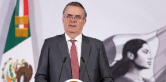 México y EU sostendrán segunda ronda de revisión del T-MEC el próximo lunes Durante la conferencia matutina de este jueves encabezada por la presidenta Claudia Sheinbaum, el secretario de Economía, Marcelo Ebrard, anunció que el próximo lunes 20 de abril se llevará a cabo en México la segunda ronda de conversaciones para la revisión del tratado comercial con Estados Unidos. Para este encuentro, el país recibirá la visita del titular de la Representación Comercial de Estados Unidos, Jamieson Greer, quien arribará el domingo por la noche y permanecerá hasta el martes por la mañana. Ebrard explicó que esta reunión da continuidad a la primera ronda realizada en marzo en Washington, y tendrá como eje central el análisis técnico de distintos sectores estratégicos en el marco del Tratado entre México, Estados Unidos y Canadá. “El lunes vamos a estar trabajando todo el día en sesiones para revisar sector por sector cosas que nos importan y nos interesan”, señaló. Entre los temas prioritarios que se abordarán se encuentran el acero y aluminio, la industria automotriz y el sector agropecuario, así como aspectos clave como las reglas de origen y la coordinación de políticas comerciales entre ambos países. El secretario también destacó que uno de los objetivos planteados desde la primera ronda es avanzar en la sustitución de importaciones, impulsando inversiones que permitan producir en México bienes que actualmente se adquieren en otras regiones del mundo. Como parte de la agenda, la presidenta Sheinbaum sostendrá un encuentro protocolario con el funcionario estadounidense, mientras que de forma paralela se desarrollarán mesas técnicas con la participación de representantes del sector privado mexicano, quienes podrán exponer directamente sus propuestas y preocupaciones. Avances con la Unión Europea En otro tema, Ebrard informó que México concluyó la modernización de su tratado comercial con la Unión Europea, lo que permitirá la eliminación de aranceles en diversos sectores. Detalló que los principales beneficios se concentrarán en el sector agropecuario y la industria automotriz, esta última con arancel cero, lo que abre la puerta a un incremento en las exportaciones mexicanas hacia Europa. El proceso de implementación se prevé entre el 22 y el 27 de mayo, y el gobierno estima que las exportaciones podrían aumentar hasta en un 30 por ciento, dependiendo del desempeño económico del bloque europeo.