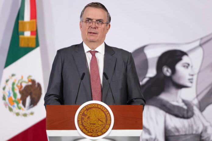 México y EU sostendrán segunda ronda de revisión del T-MEC el próximo lunes Durante la conferencia matutina de este jueves encabezada por la presidenta Claudia Sheinbaum, el secretario de Economía, Marcelo Ebrard, anunció que el próximo lunes 20 de abril se llevará a cabo en México la segunda ronda de conversaciones para la revisión del tratado comercial con Estados Unidos. Para este encuentro, el país recibirá la visita del titular de la Representación Comercial de Estados Unidos, Jamieson Greer, quien arribará el domingo por la noche y permanecerá hasta el martes por la mañana. Ebrard explicó que esta reunión da continuidad a la primera ronda realizada en marzo en Washington, y tendrá como eje central el análisis técnico de distintos sectores estratégicos en el marco del Tratado entre México, Estados Unidos y Canadá. “El lunes vamos a estar trabajando todo el día en sesiones para revisar sector por sector cosas que nos importan y nos interesan”, señaló. Entre los temas prioritarios que se abordarán se encuentran el acero y aluminio, la industria automotriz y el sector agropecuario, así como aspectos clave como las reglas de origen y la coordinación de políticas comerciales entre ambos países. El secretario también destacó que uno de los objetivos planteados desde la primera ronda es avanzar en la sustitución de importaciones, impulsando inversiones que permitan producir en México bienes que actualmente se adquieren en otras regiones del mundo. Como parte de la agenda, la presidenta Sheinbaum sostendrá un encuentro protocolario con el funcionario estadounidense, mientras que de forma paralela se desarrollarán mesas técnicas con la participación de representantes del sector privado mexicano, quienes podrán exponer directamente sus propuestas y preocupaciones. Avances con la Unión Europea En otro tema, Ebrard informó que México concluyó la modernización de su tratado comercial con la Unión Europea, lo que permitirá la eliminación de aranceles en diversos sectores. Detalló que los principales beneficios se concentrarán en el sector agropecuario y la industria automotriz, esta última con arancel cero, lo que abre la puerta a un incremento en las exportaciones mexicanas hacia Europa. El proceso de implementación se prevé entre el 22 y el 27 de mayo, y el gobierno estima que las exportaciones podrían aumentar hasta en un 30 por ciento, dependiendo del desempeño económico del bloque europeo.