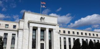 Con el voto a favor del presidente de la Reserva Federal ( Fed ), Jerome Powell, que concluye su gestión de 8 años al frente del banco central estadounidense este mes, el Comité Federal de Mercado Abierto de la Fed anunció el miércoles tras su reunión de política de dos días que determinó mantener la tasa de interés que rige el costo del financiamiento en la primera economía mundial en un rango de entre 3.50 a 3.75%.